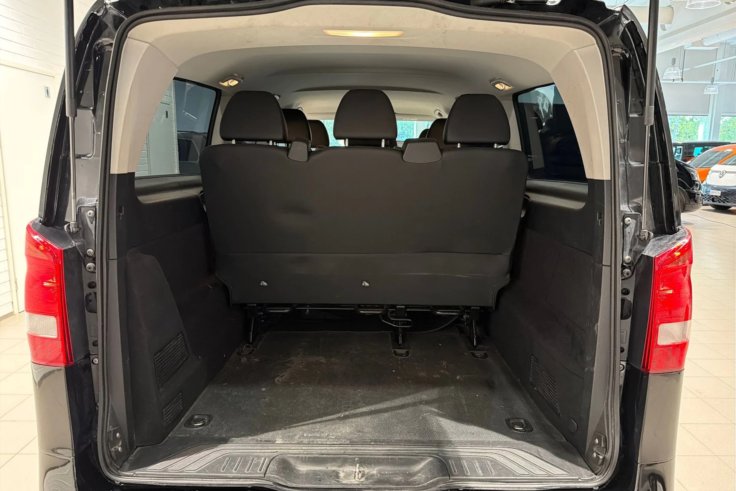 musta Mercedes-Benz Vito 2023 kuva 24.