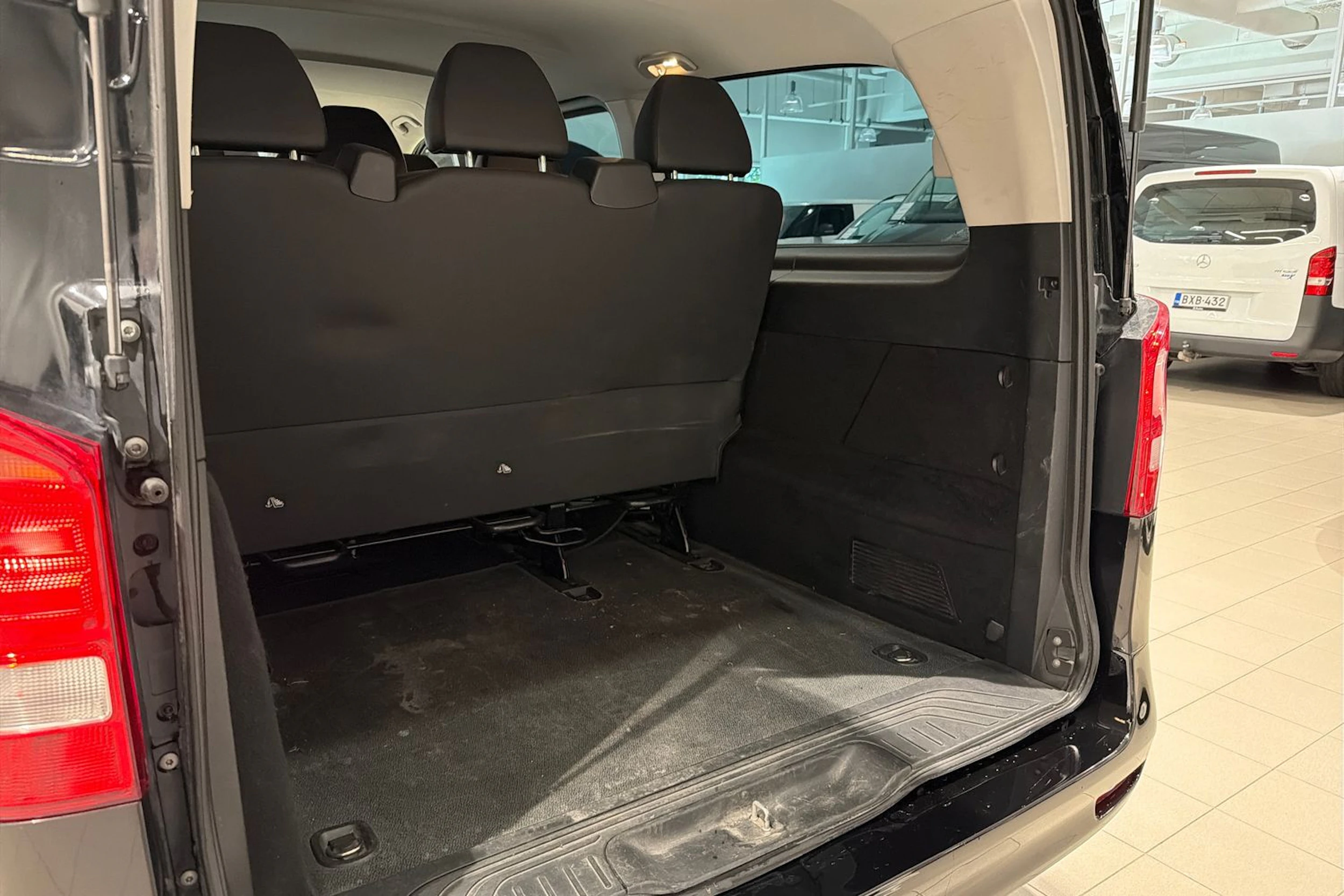 musta Mercedes-Benz Vito 2023 kuva 25.