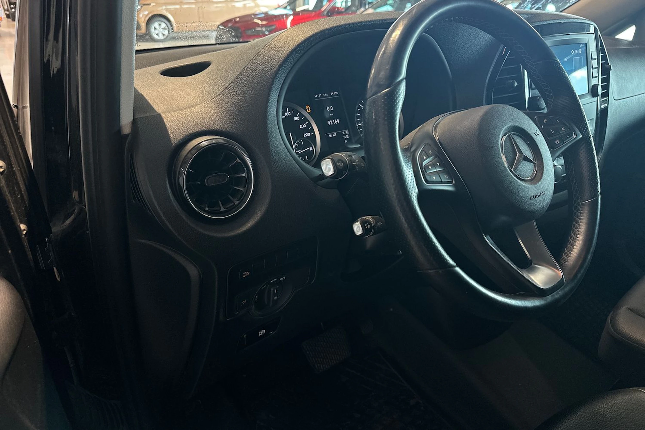 musta Mercedes-Benz Vito 2023 kuva 5.