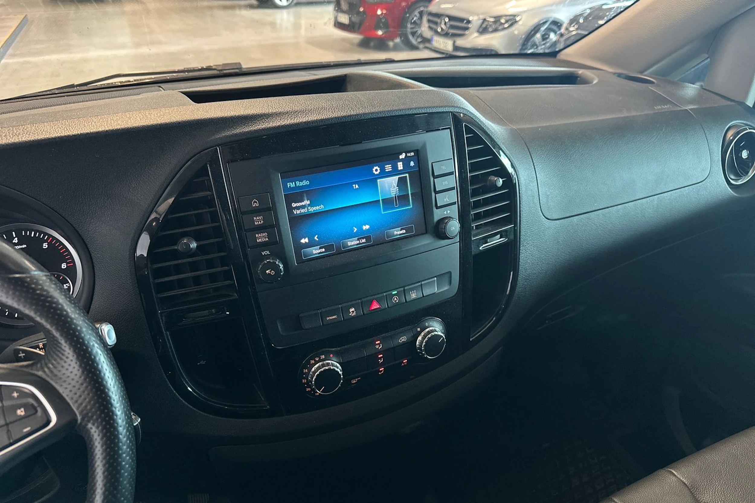 musta Mercedes-Benz Vito 2023 kuva 6.