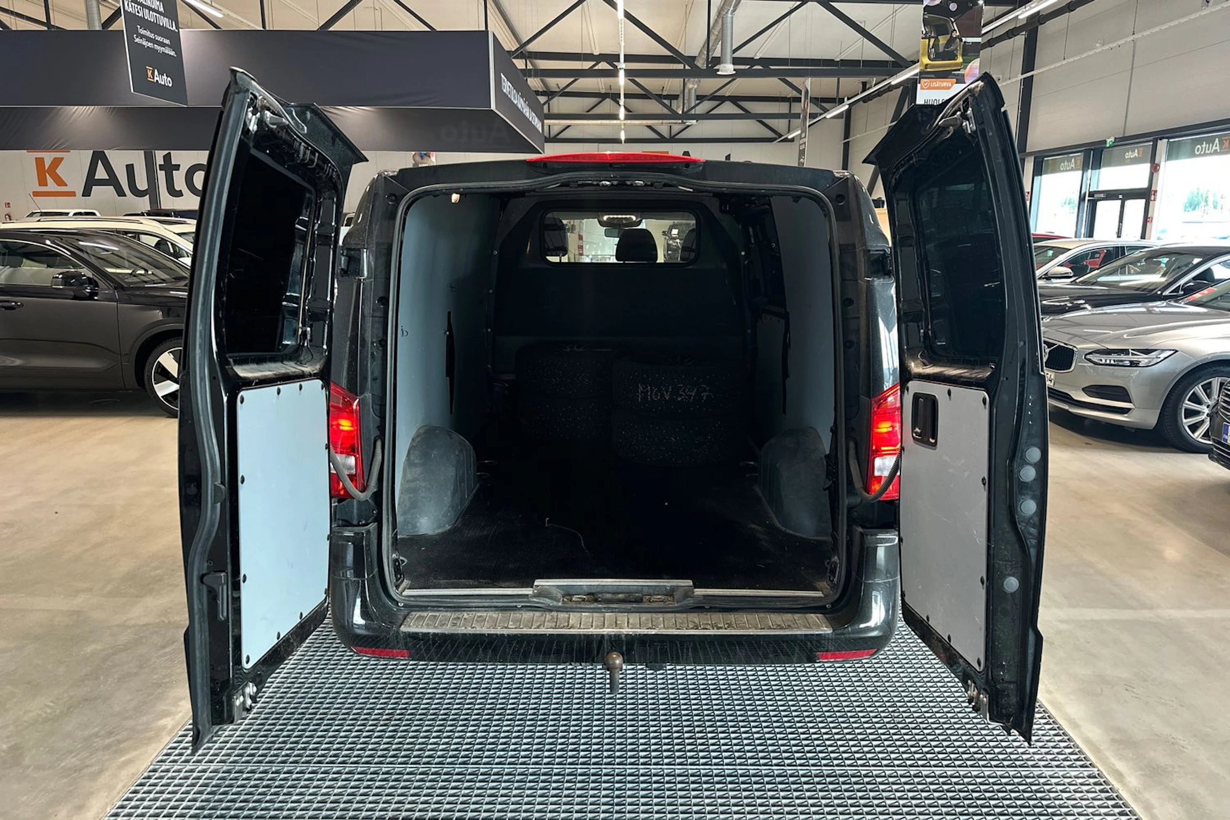musta Mercedes-Benz Vito 2023 kuva 7.