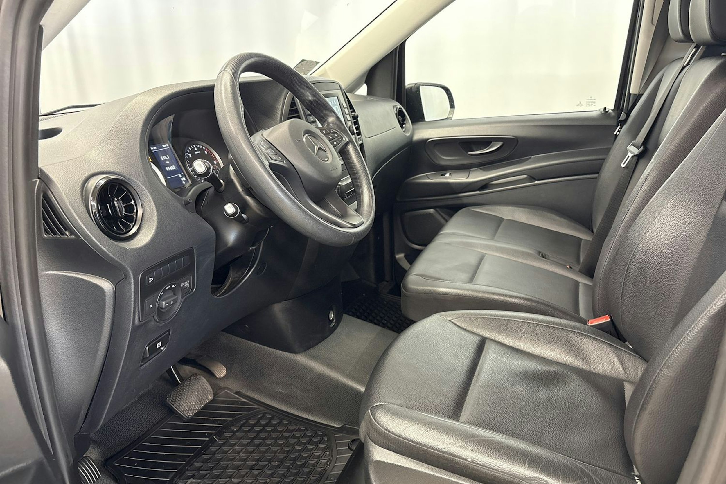 musta Mercedes-Benz Vito 2023 kuva 6.