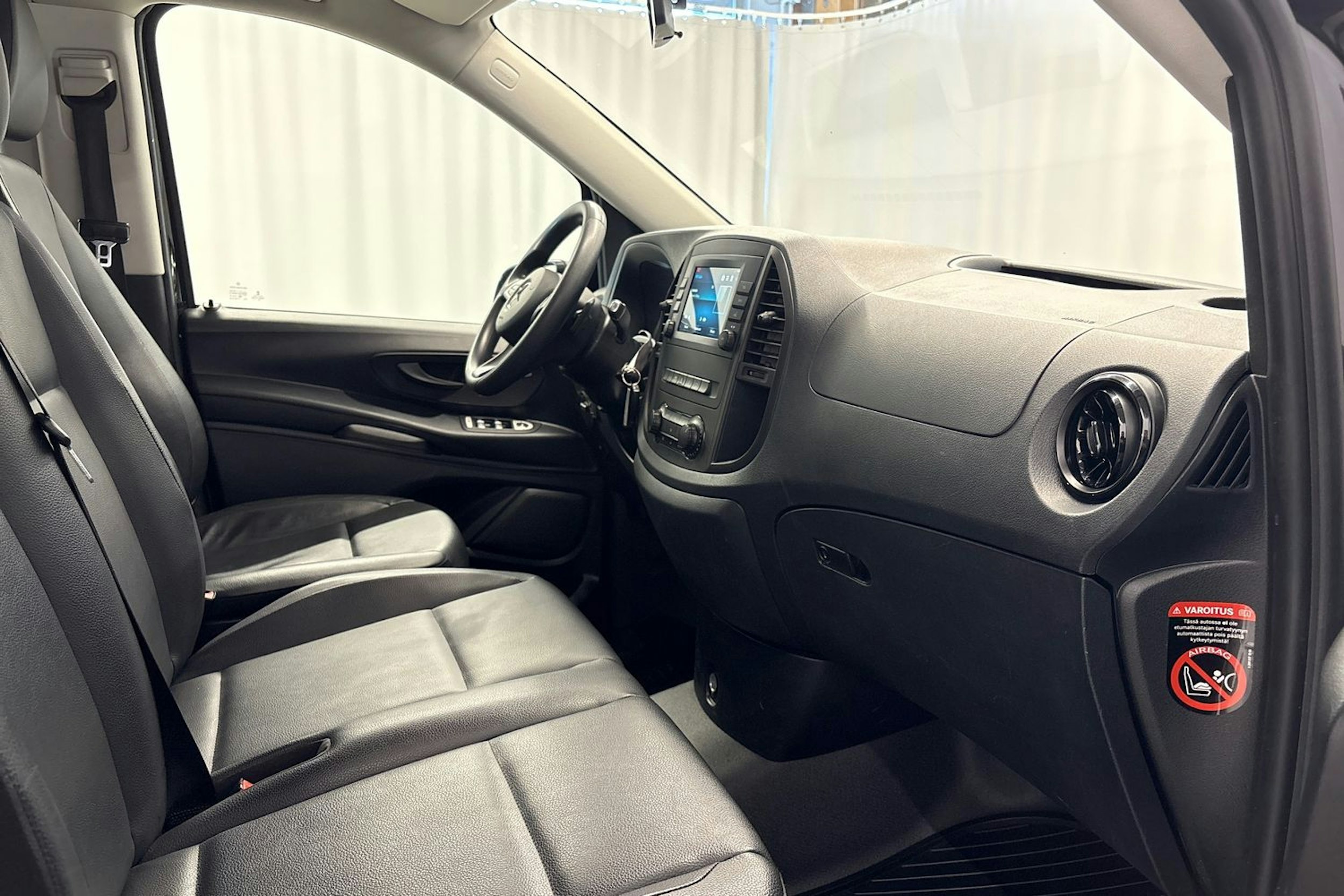 musta Mercedes-Benz Vito 2023 kuva 7.