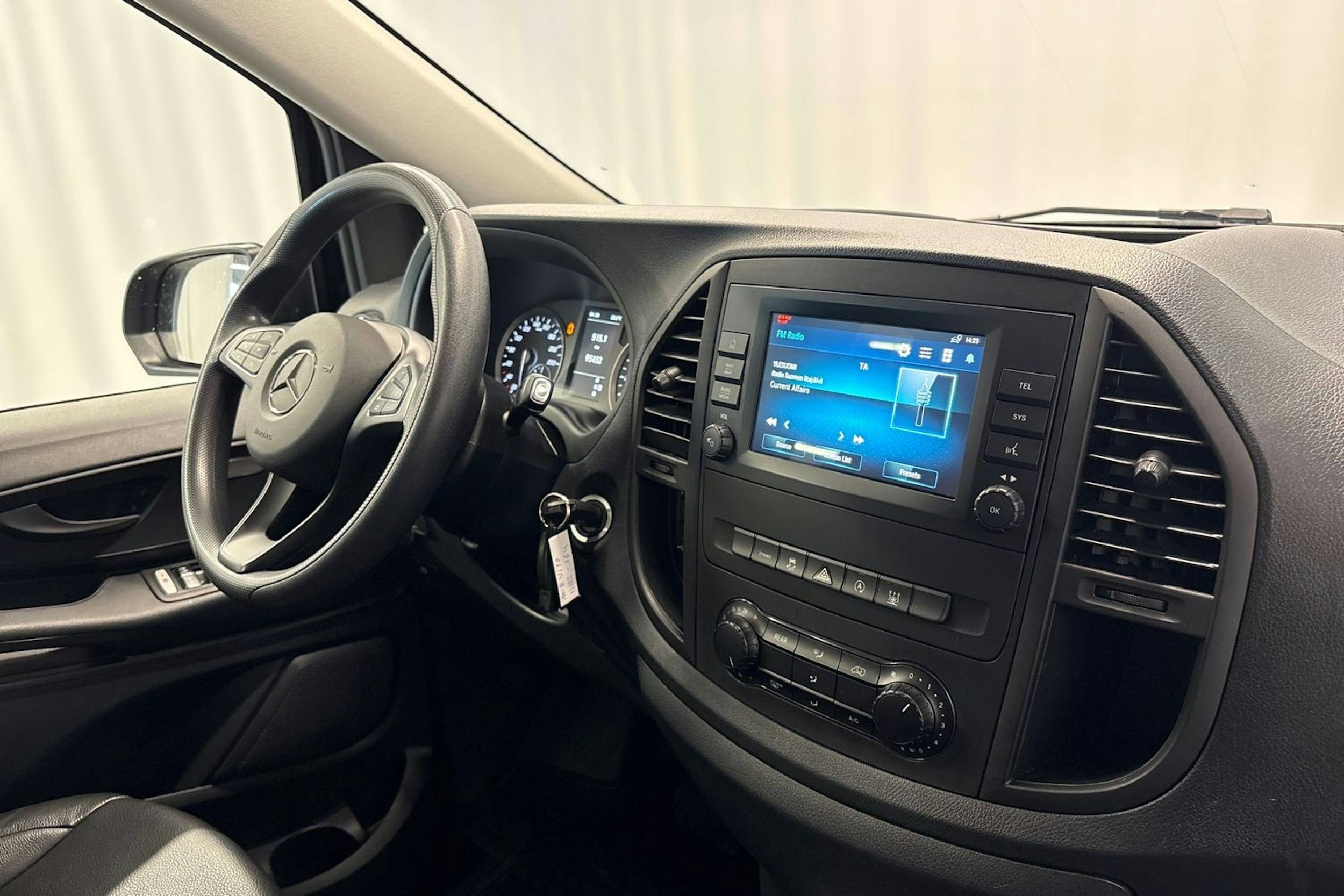 musta Mercedes-Benz Vito 2023 kuva 8.