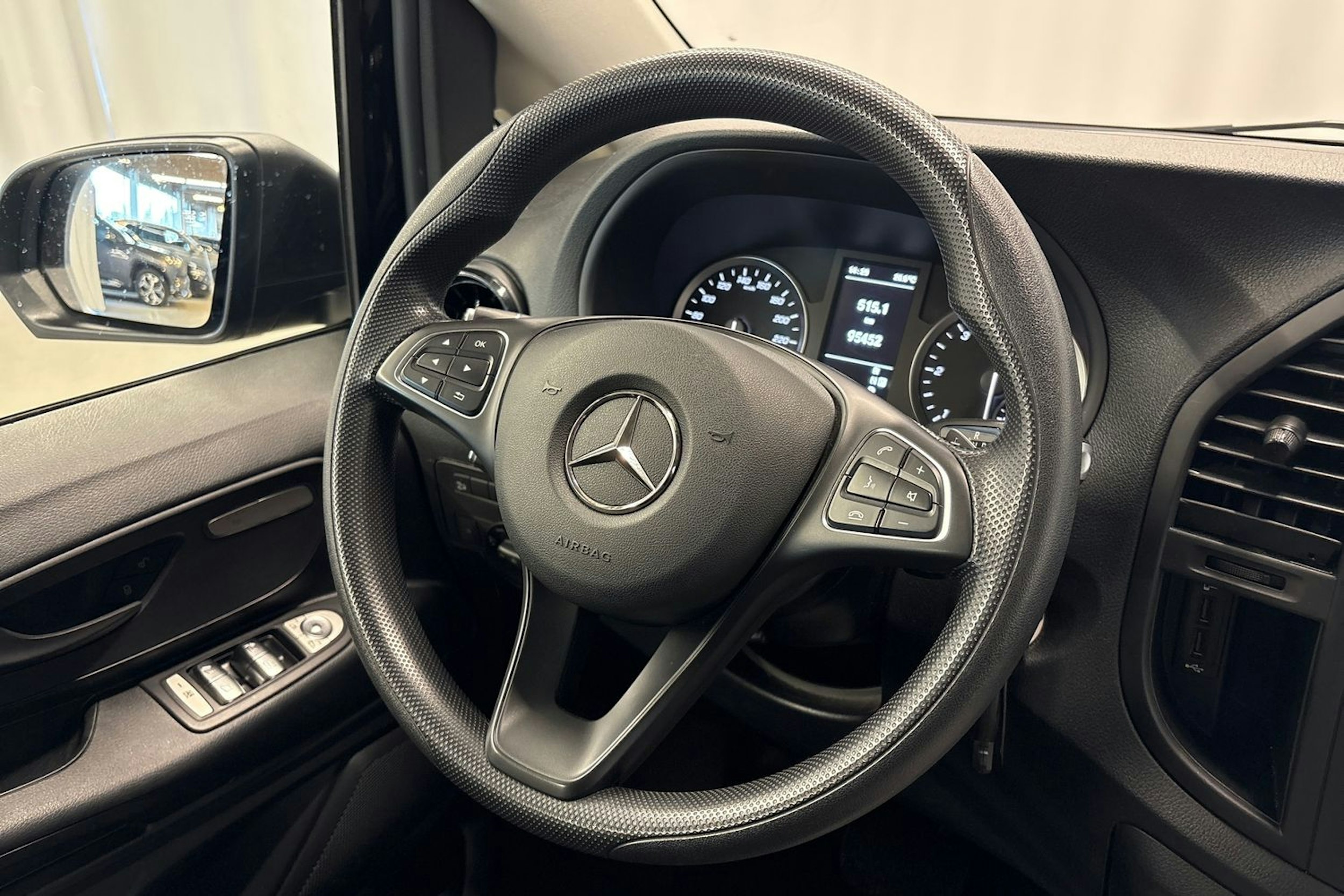 musta Mercedes-Benz Vito 2023 kuva 10.