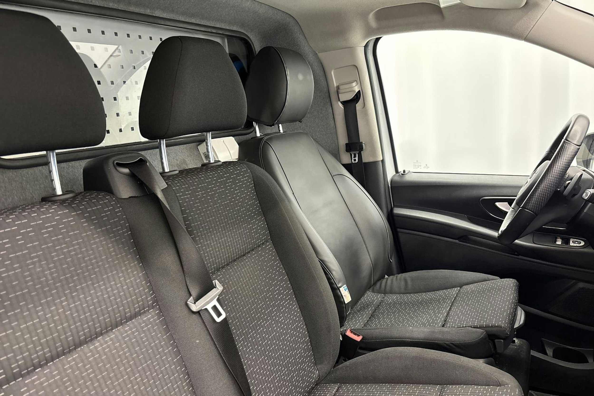 Valkoinen Mercedes-Benz Vito 2023 kuva 15.
