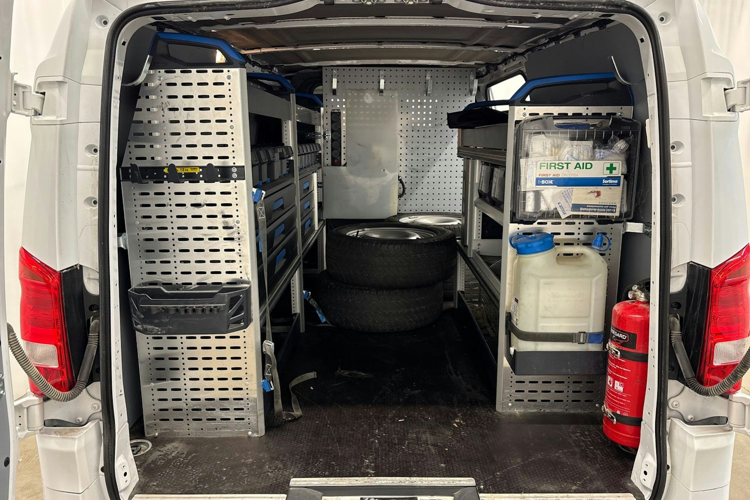 Valkoinen Mercedes-Benz Vito 2023 kuva 23.