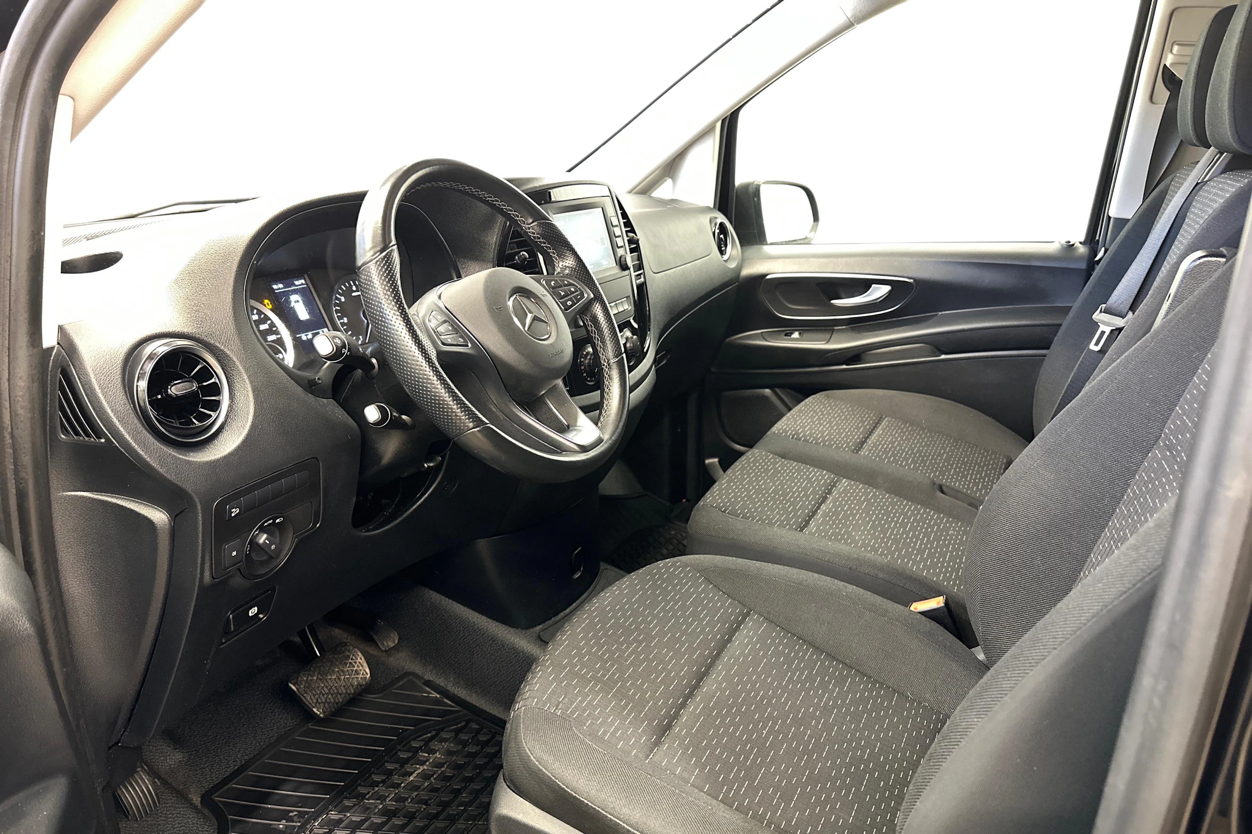 musta Mercedes-Benz Vito 2023 kuva 6.
