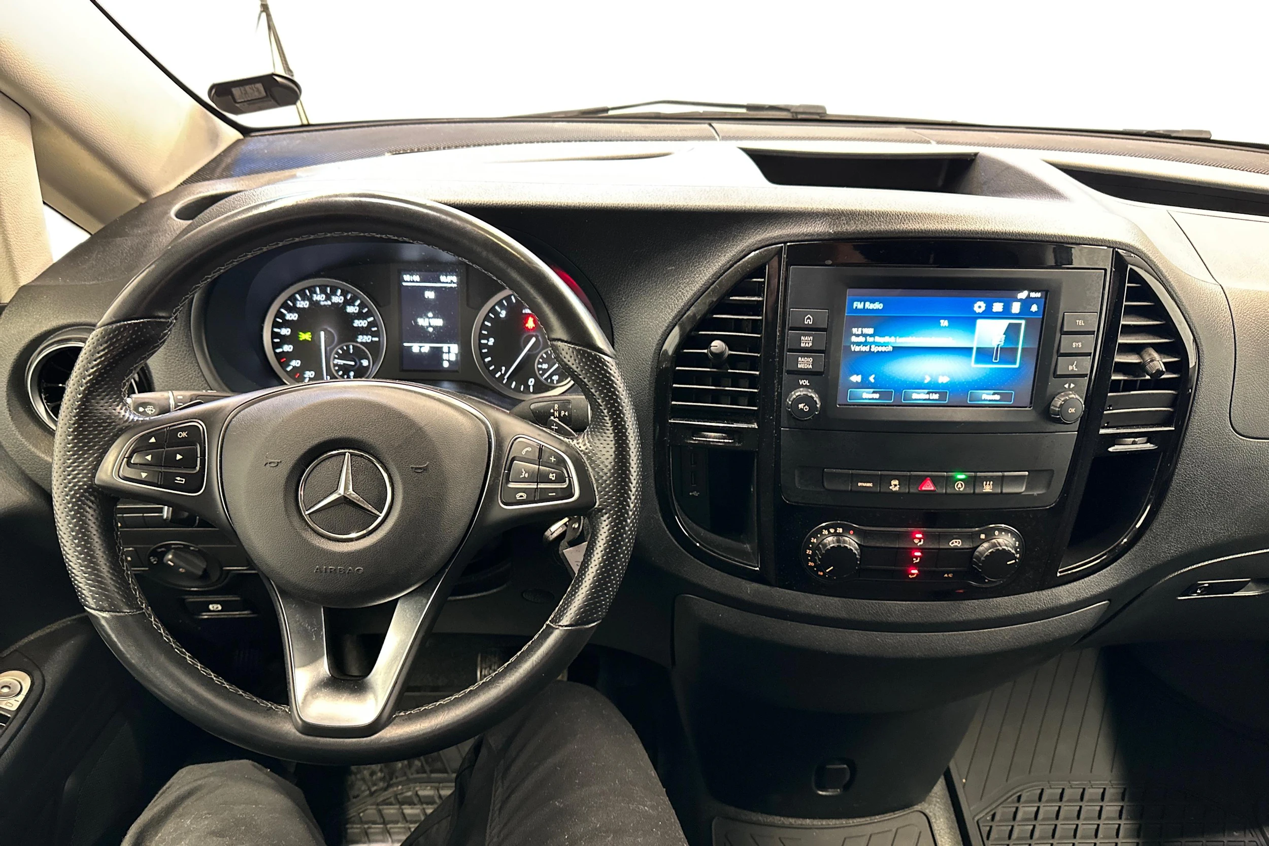 musta Mercedes-Benz Vito 2023 kuva 7.