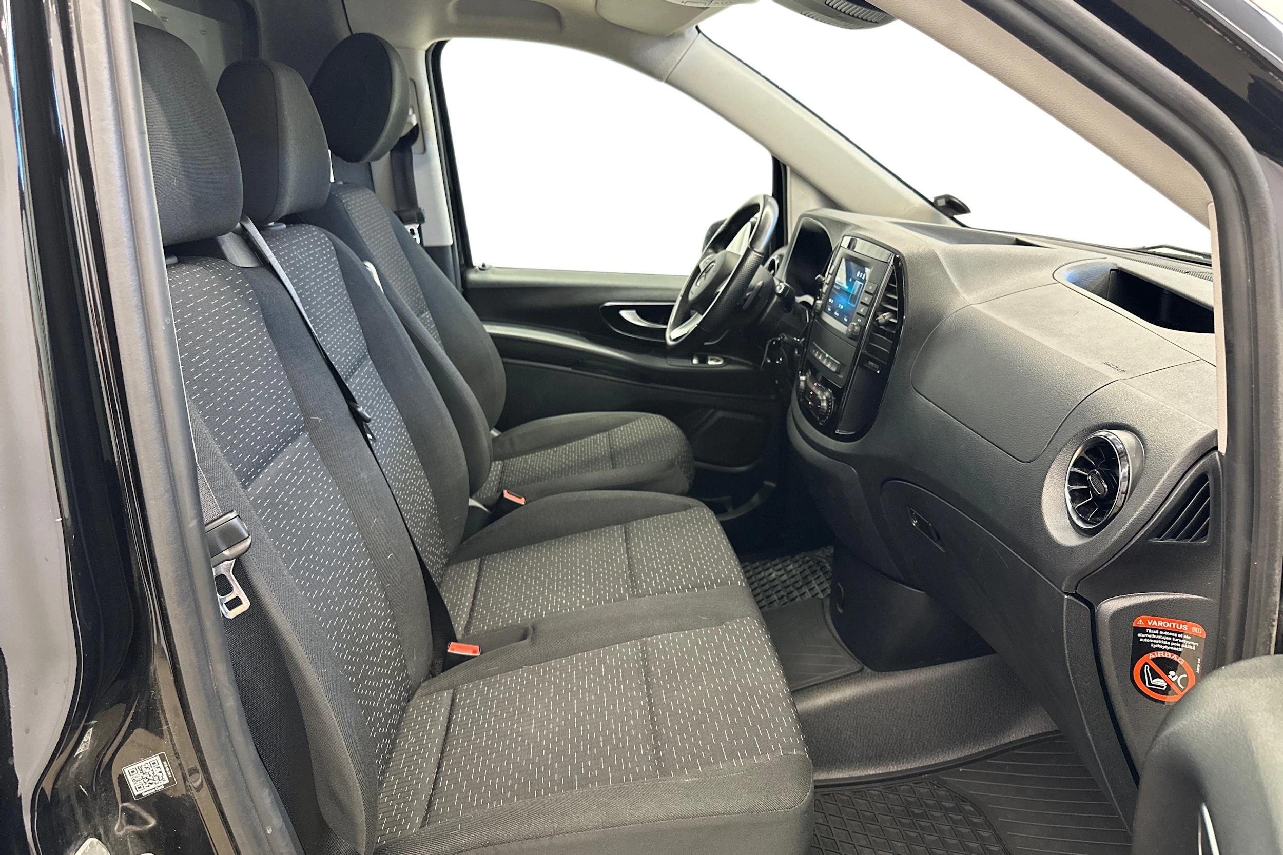 musta Mercedes-Benz Vito 2023 kuva 8.