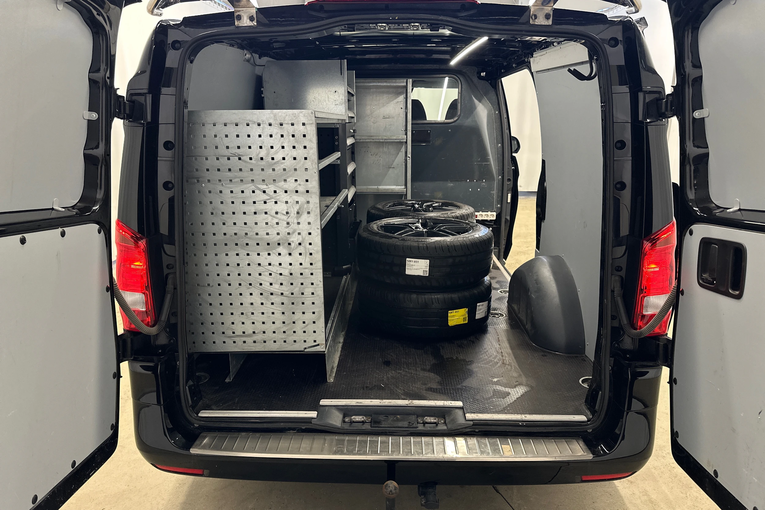 musta Mercedes-Benz Vito 2023 kuva 12.
