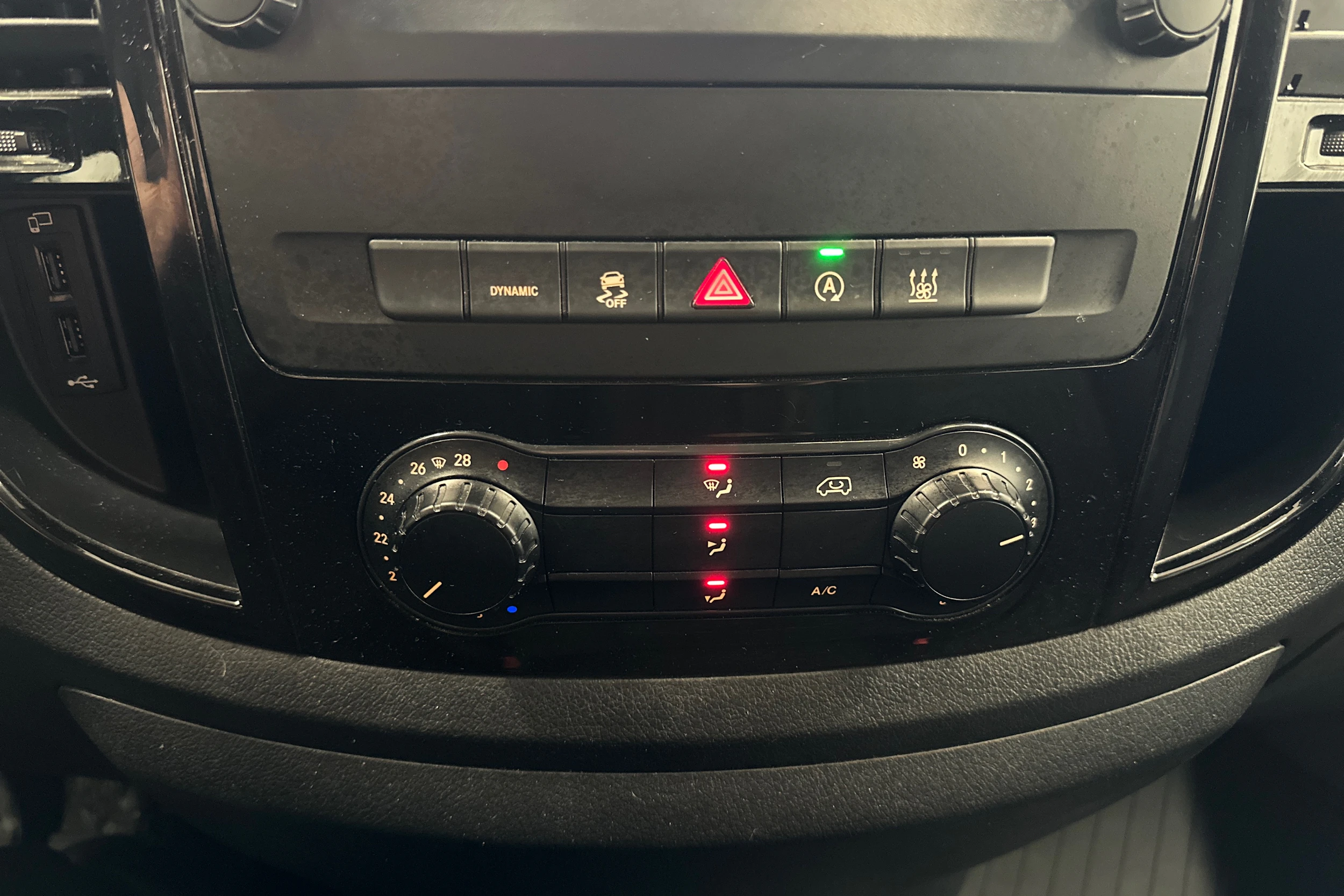 musta Mercedes-Benz Vito 2023 kuva 22.