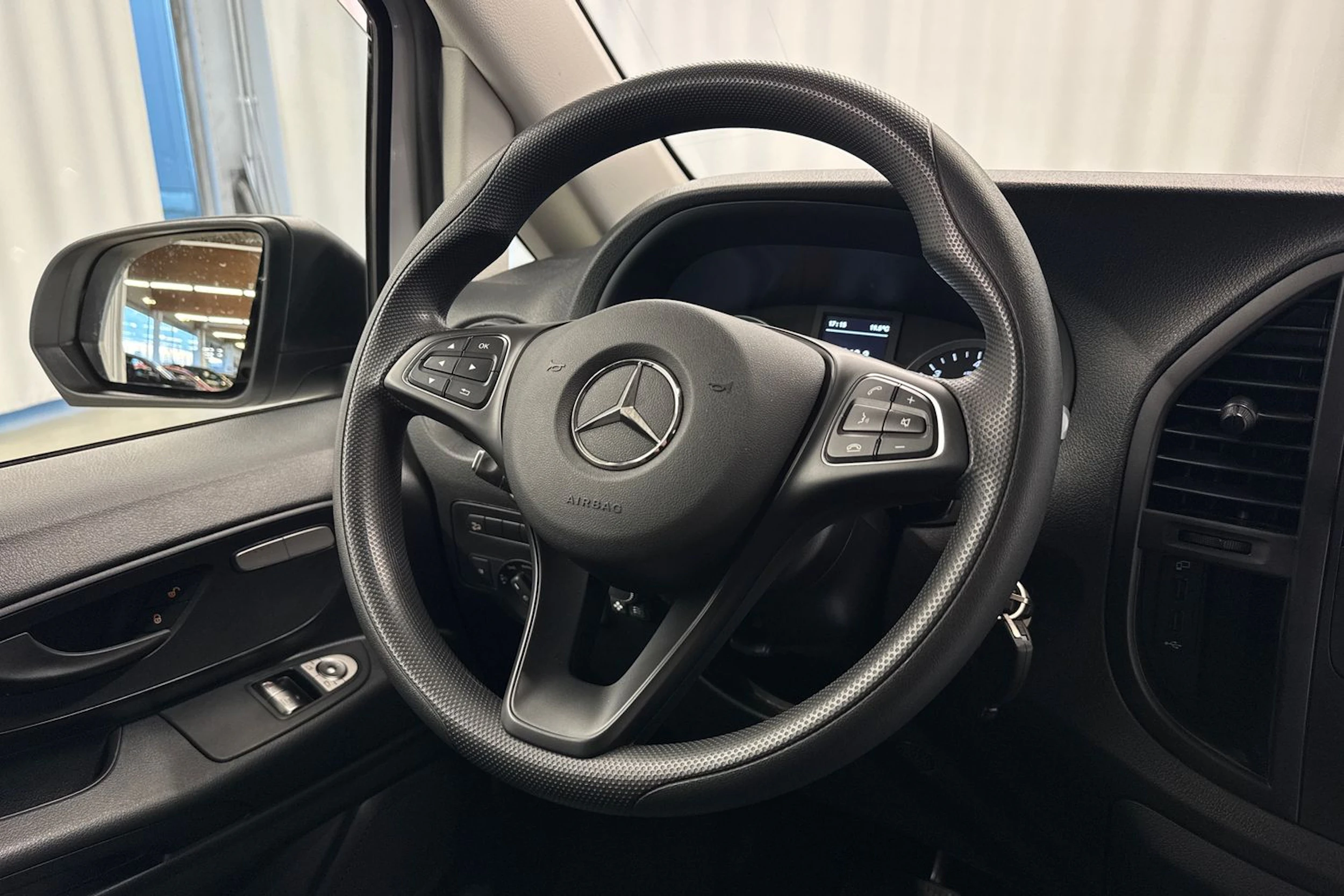 valkoinen Mercedes-Benz Vito 2023 kuva 10.