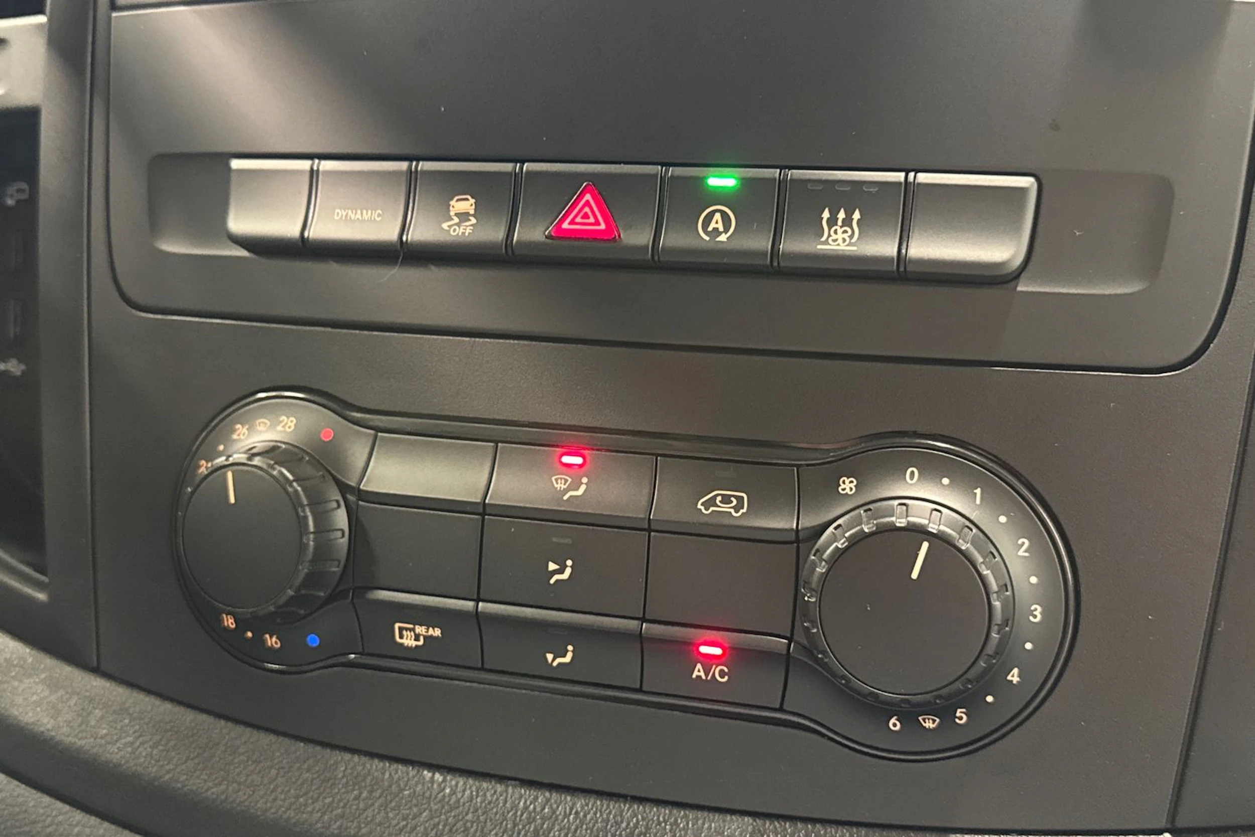 valkoinen Mercedes-Benz Vito 2023 kuva 17.