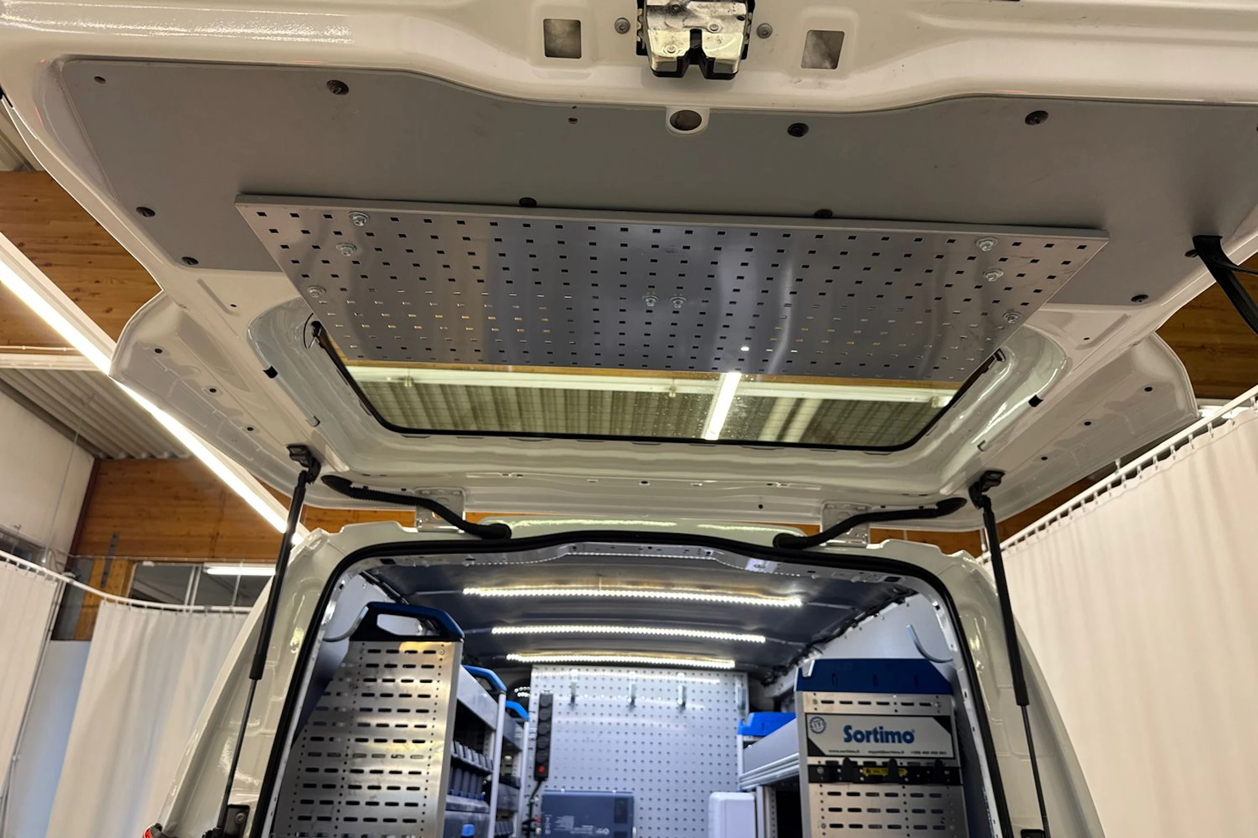 valkoinen Mercedes-Benz Vito 2023 kuva 22.