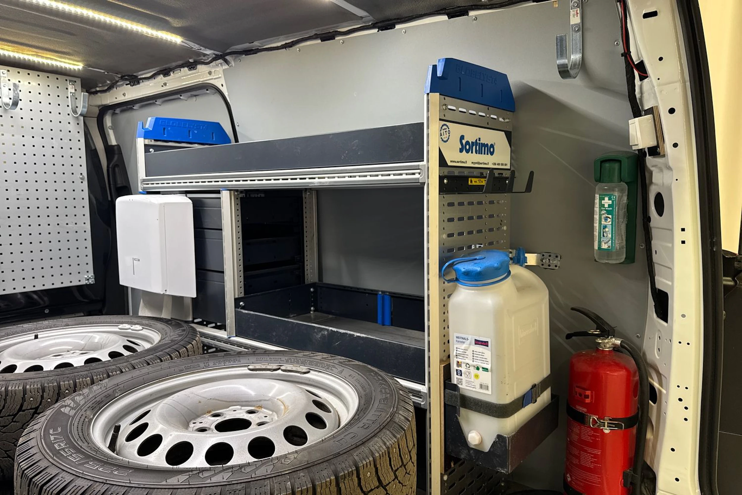 valkoinen Mercedes-Benz Vito 2023 kuva 24.