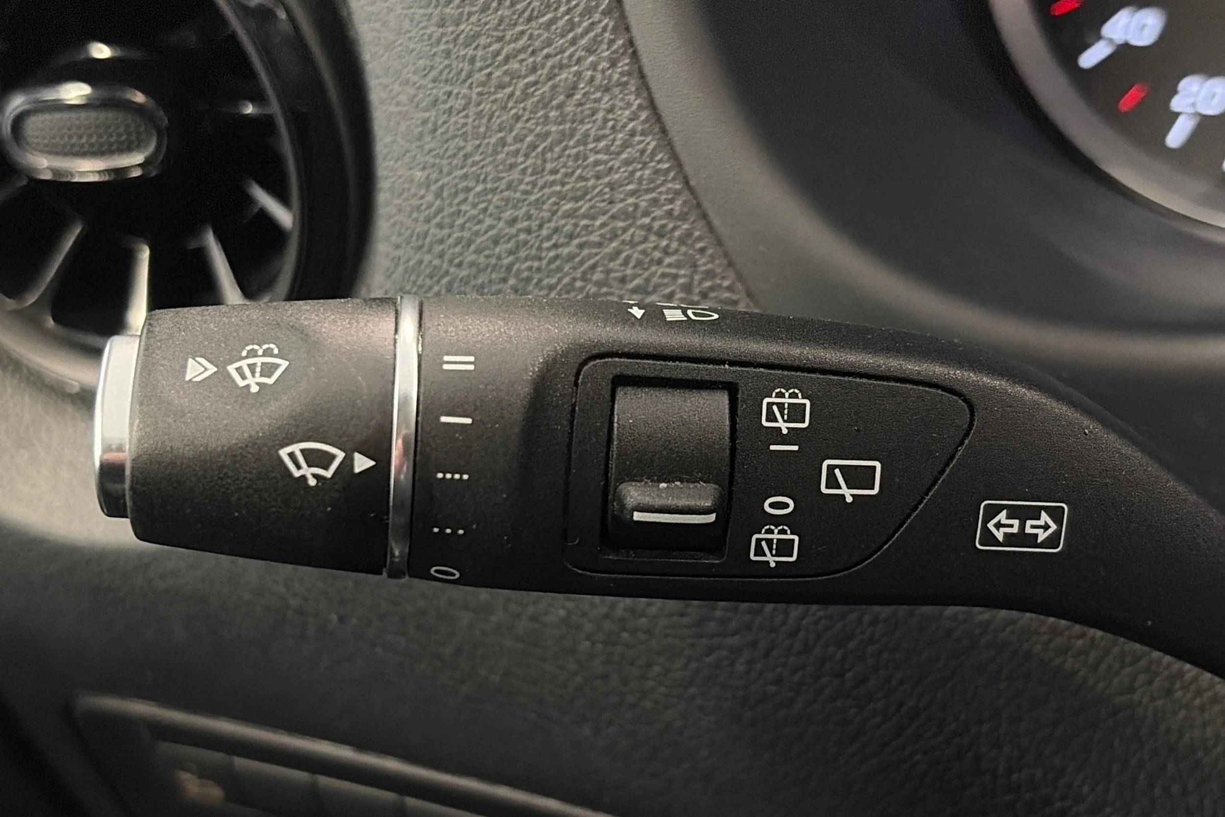musta Mercedes-Benz Vito 2023 kuva 18.
