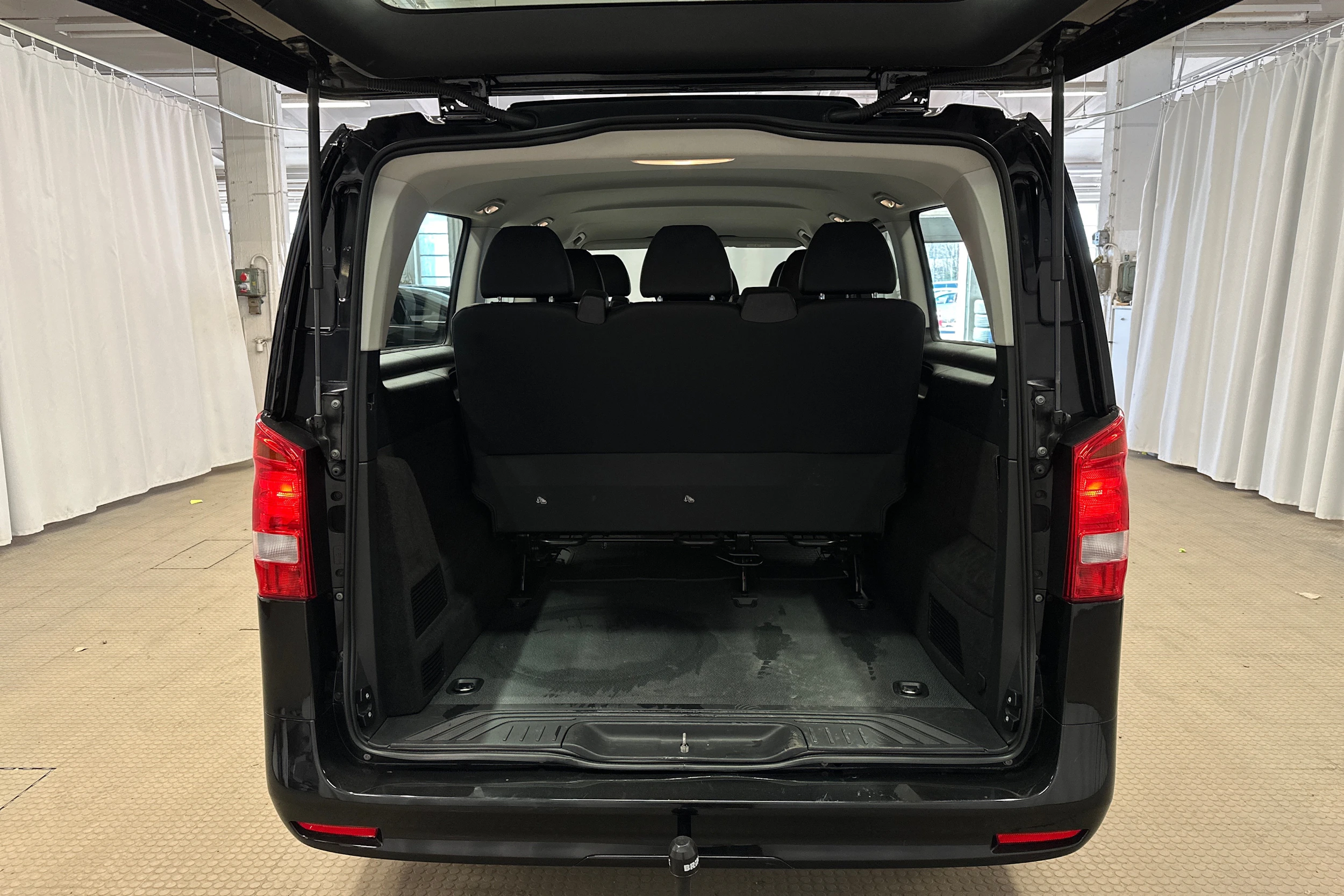 musta Mercedes-Benz Vito 2023 kuva 11.