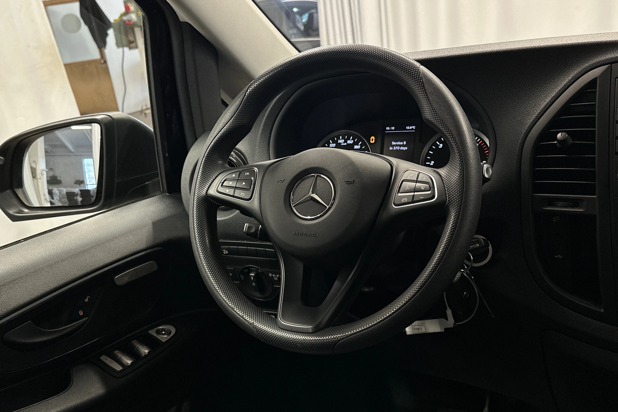 musta Mercedes-Benz Vito 2023 kuva 13.