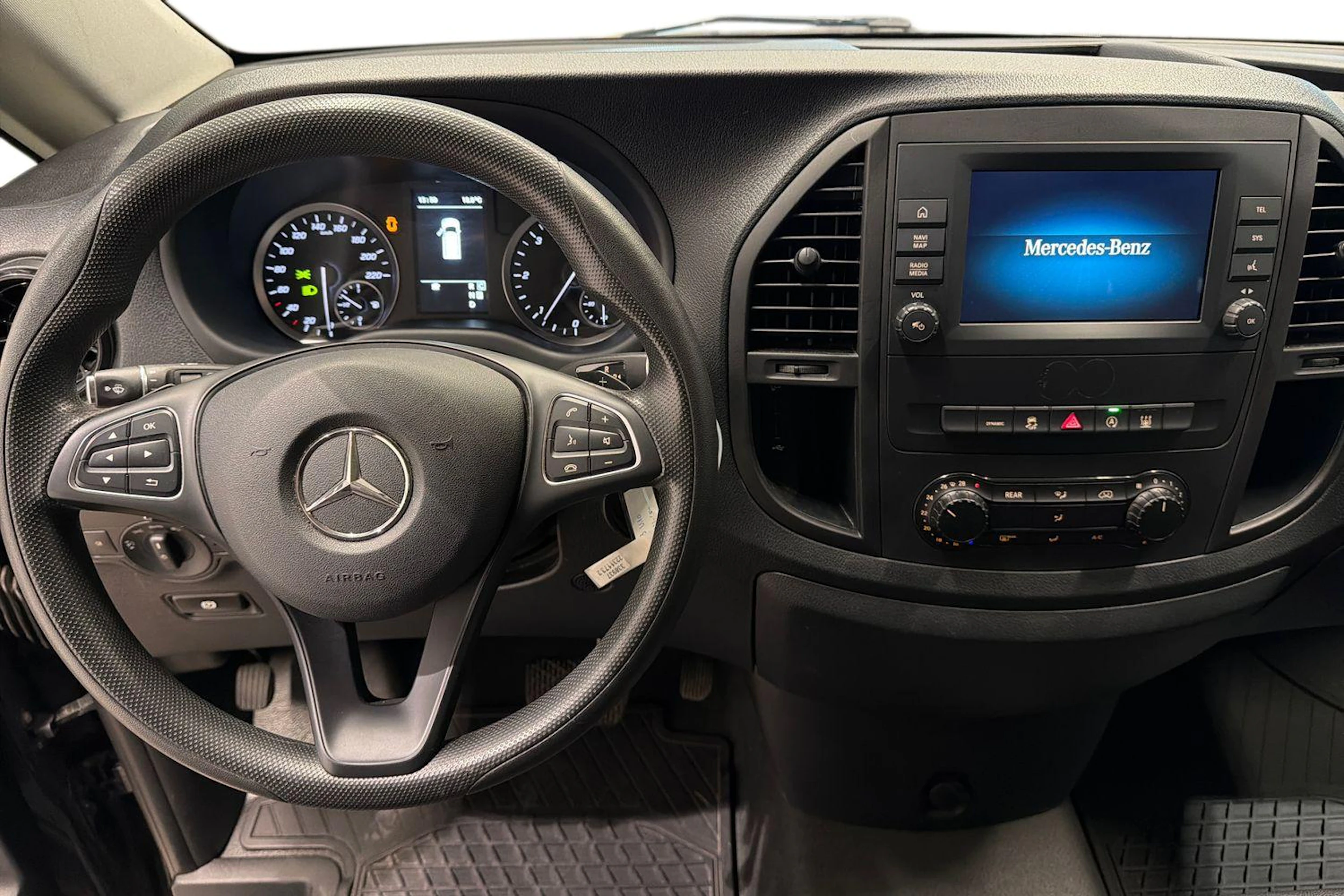 musta Mercedes-Benz Vito 2024 kuva 9.