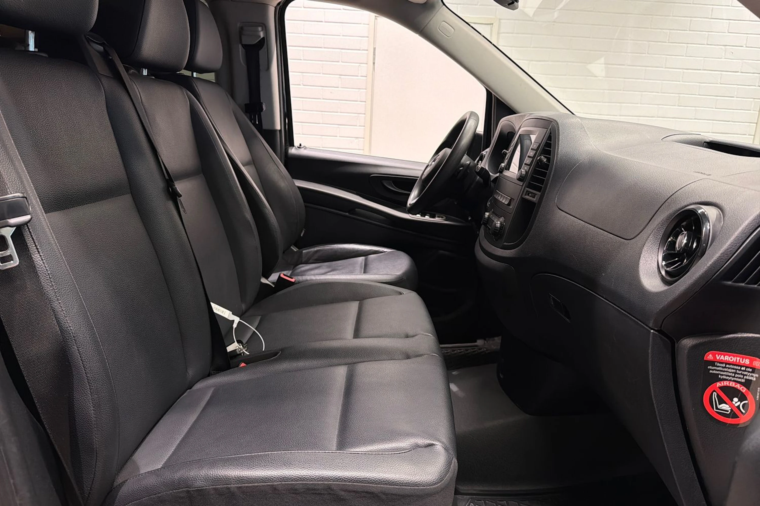 musta Mercedes-Benz Vito 2024 kuva 24.