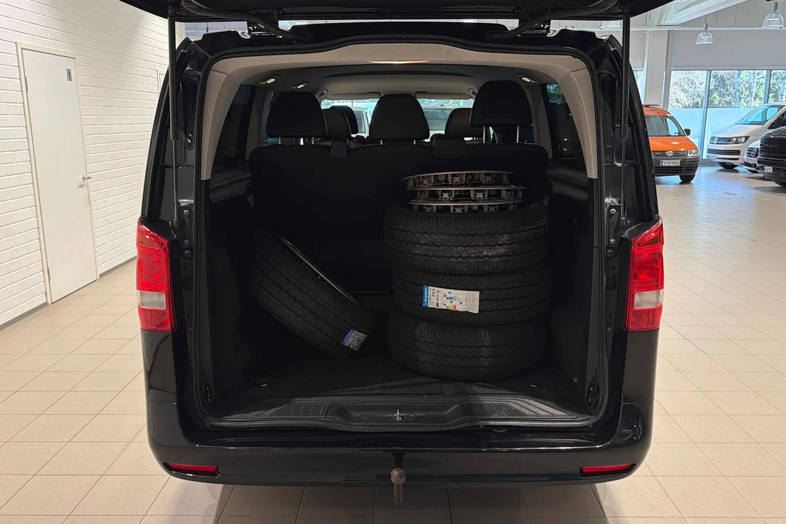 musta Mercedes-Benz Vito 2024 kuva 28.