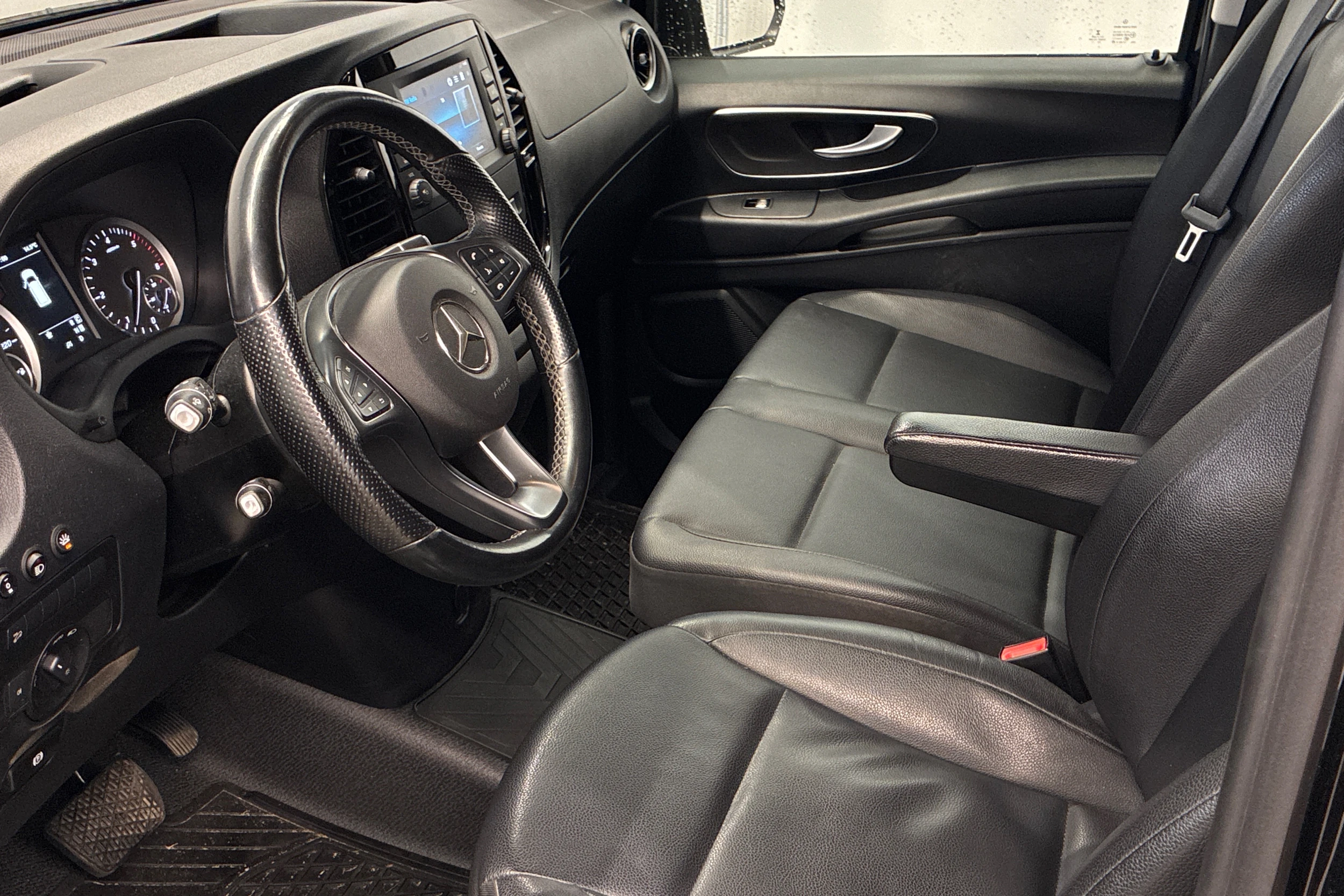 musta Mercedes-Benz Vito 2023 kuva 4.