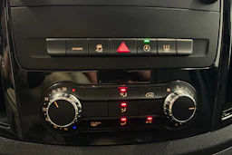 musta Mercedes-Benz Vito 2023 kuva 17.