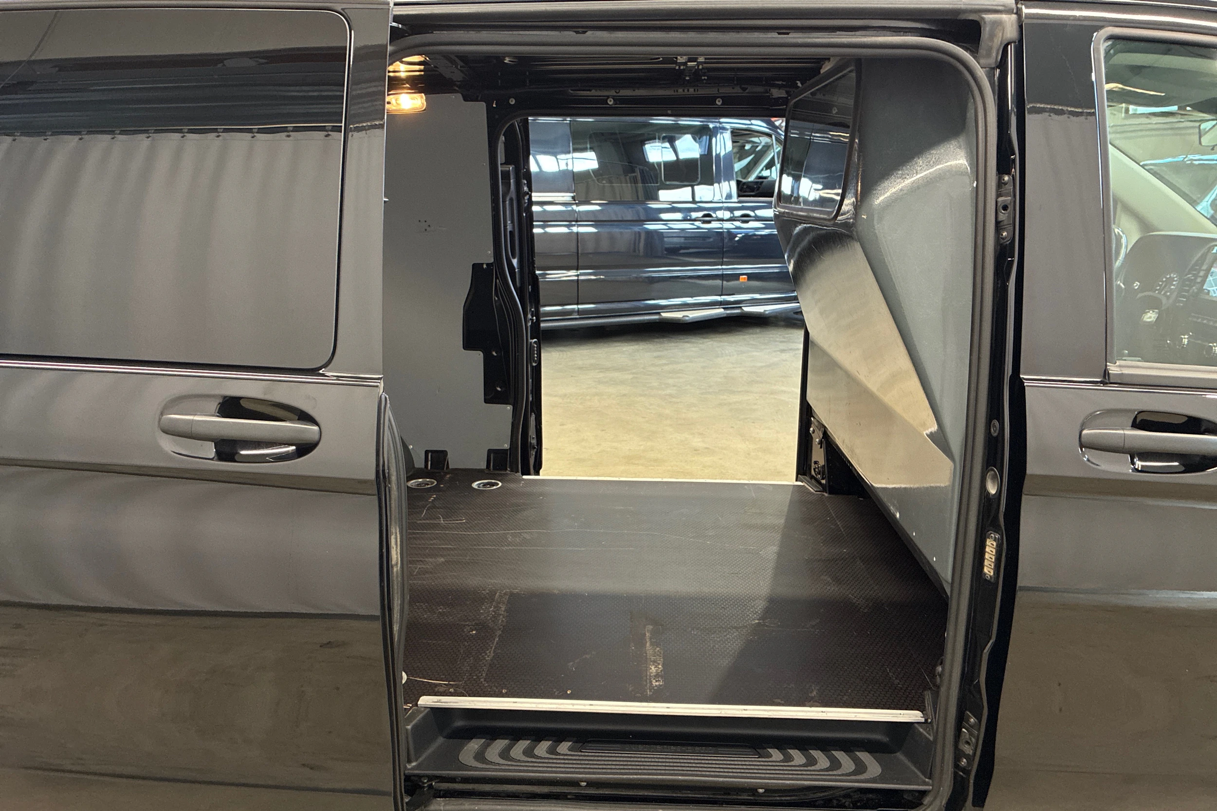 musta Mercedes-Benz Vito 2023 kuva 20.