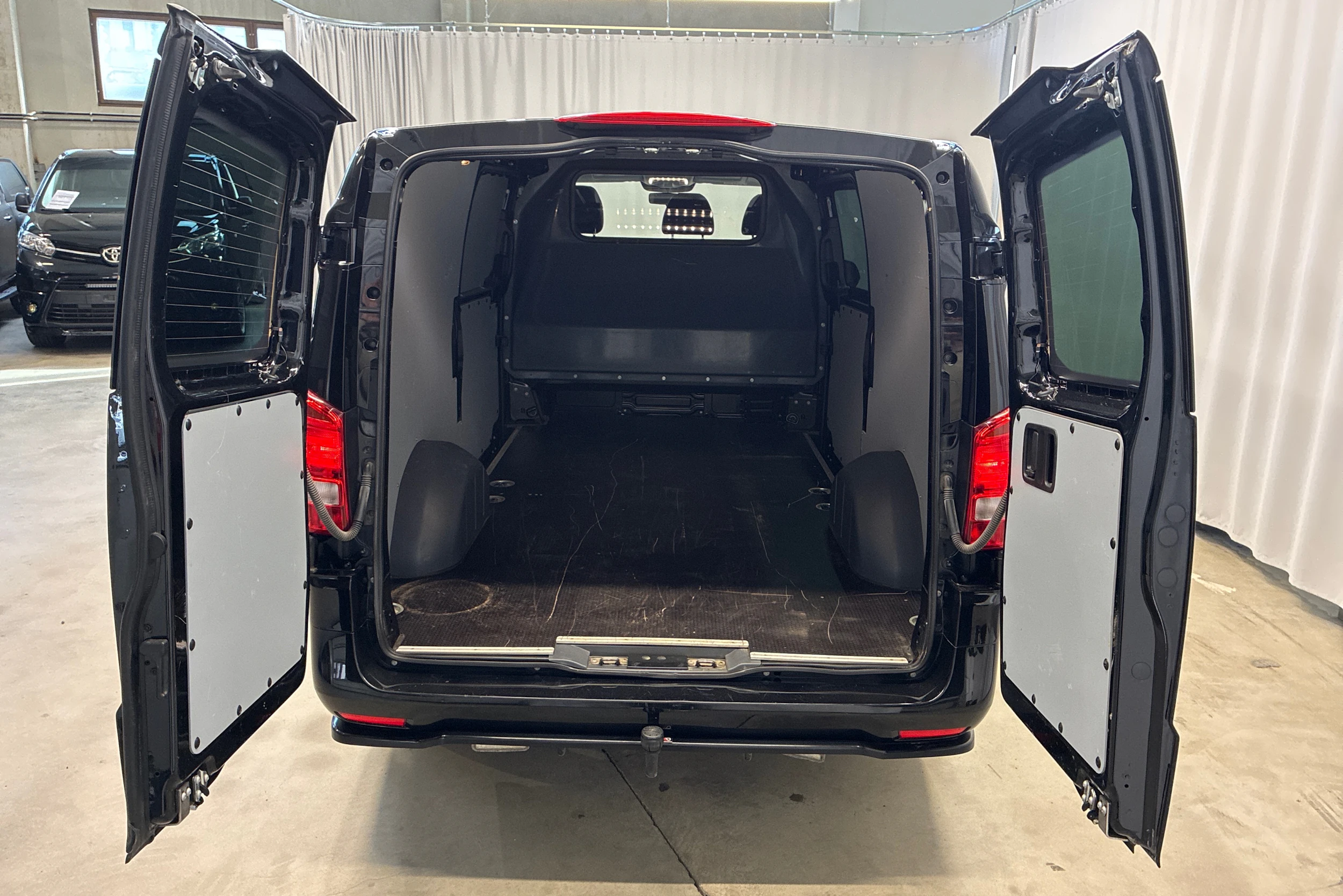 musta Mercedes-Benz Vito 2023 kuva 21.