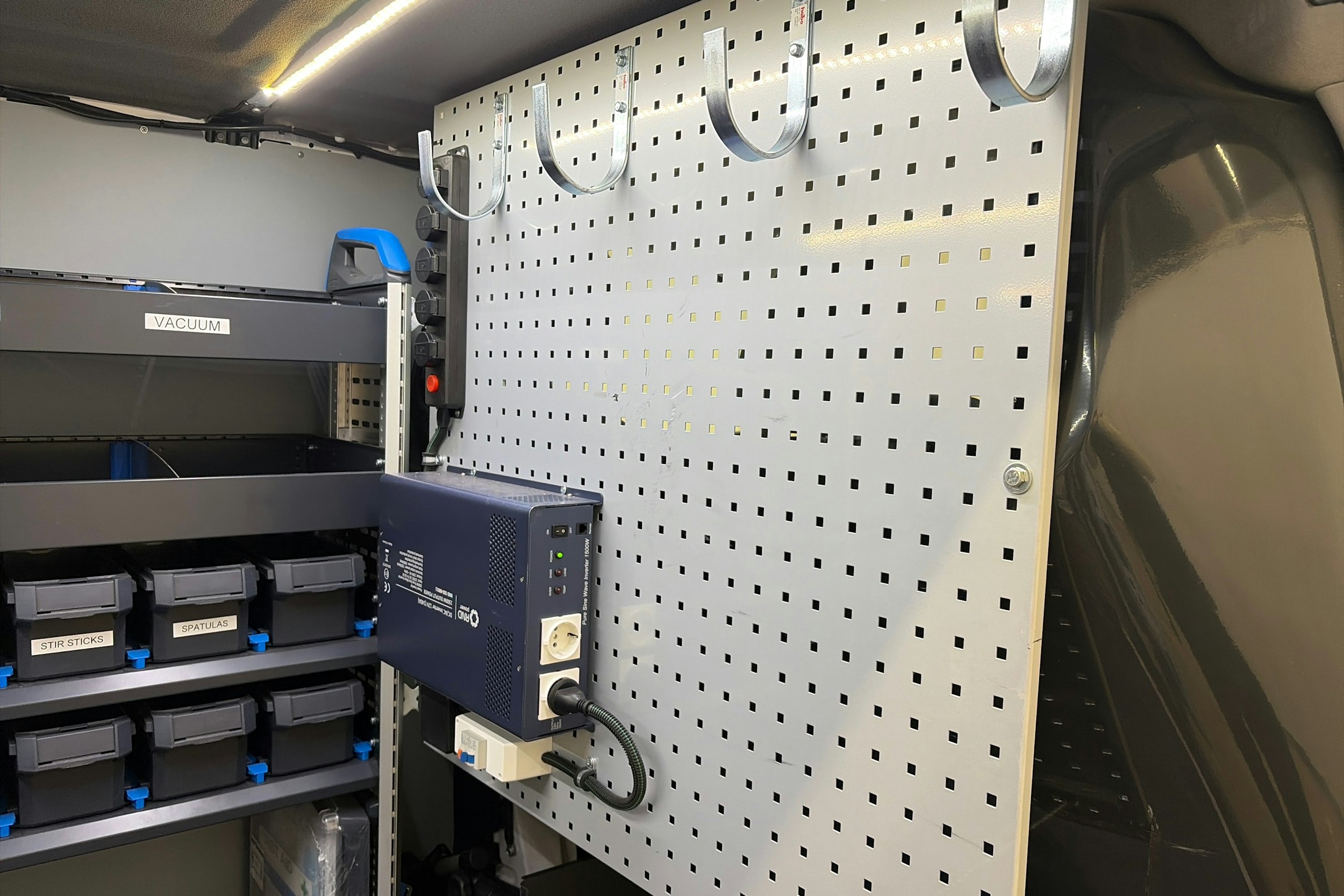 valkoinen Mercedes-Benz Vito 2023 kuva 15.