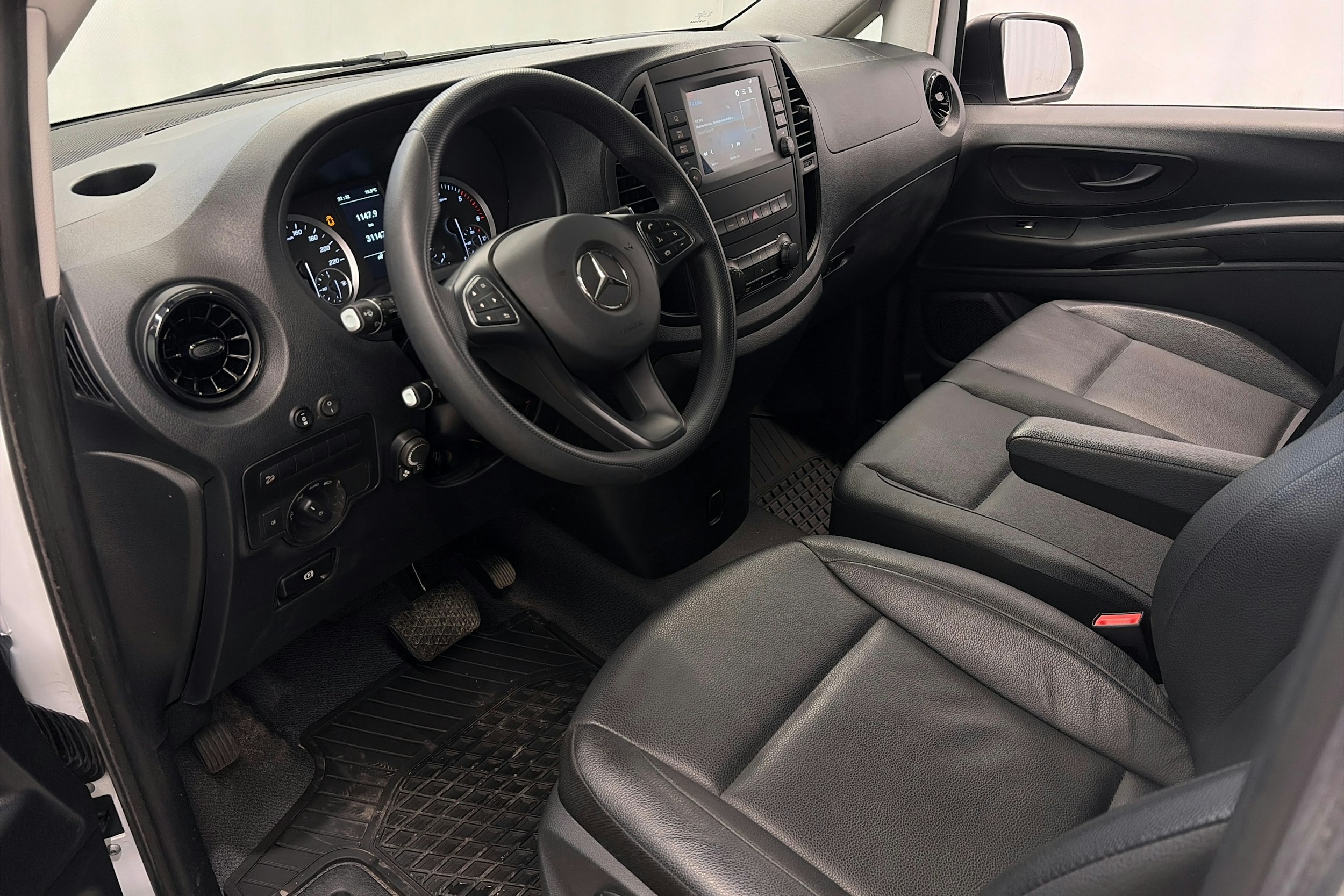 valkoinen Mercedes-Benz Vito 2023 kuva 16.