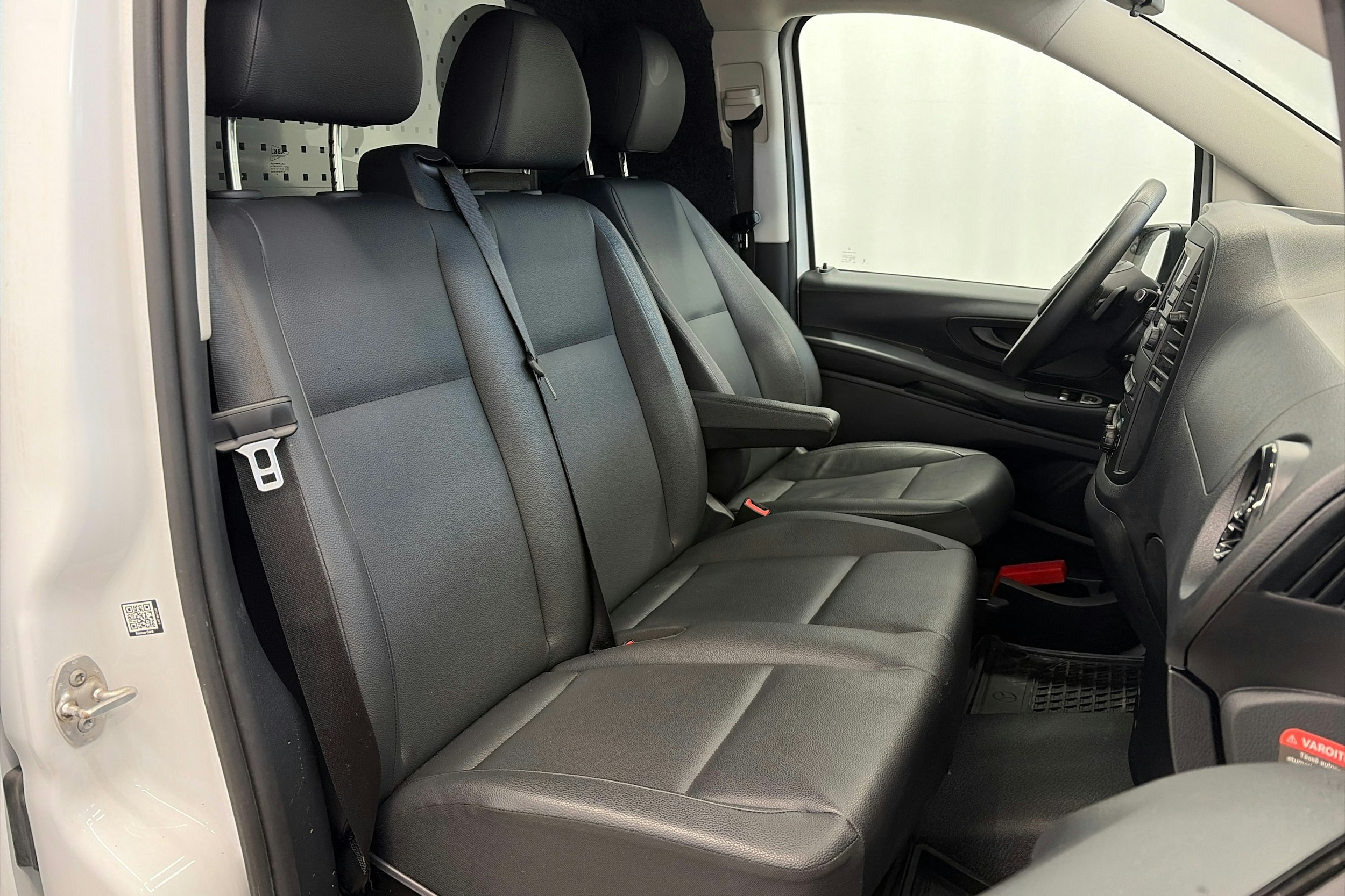 valkoinen Mercedes-Benz Vito 2023 kuva 17.