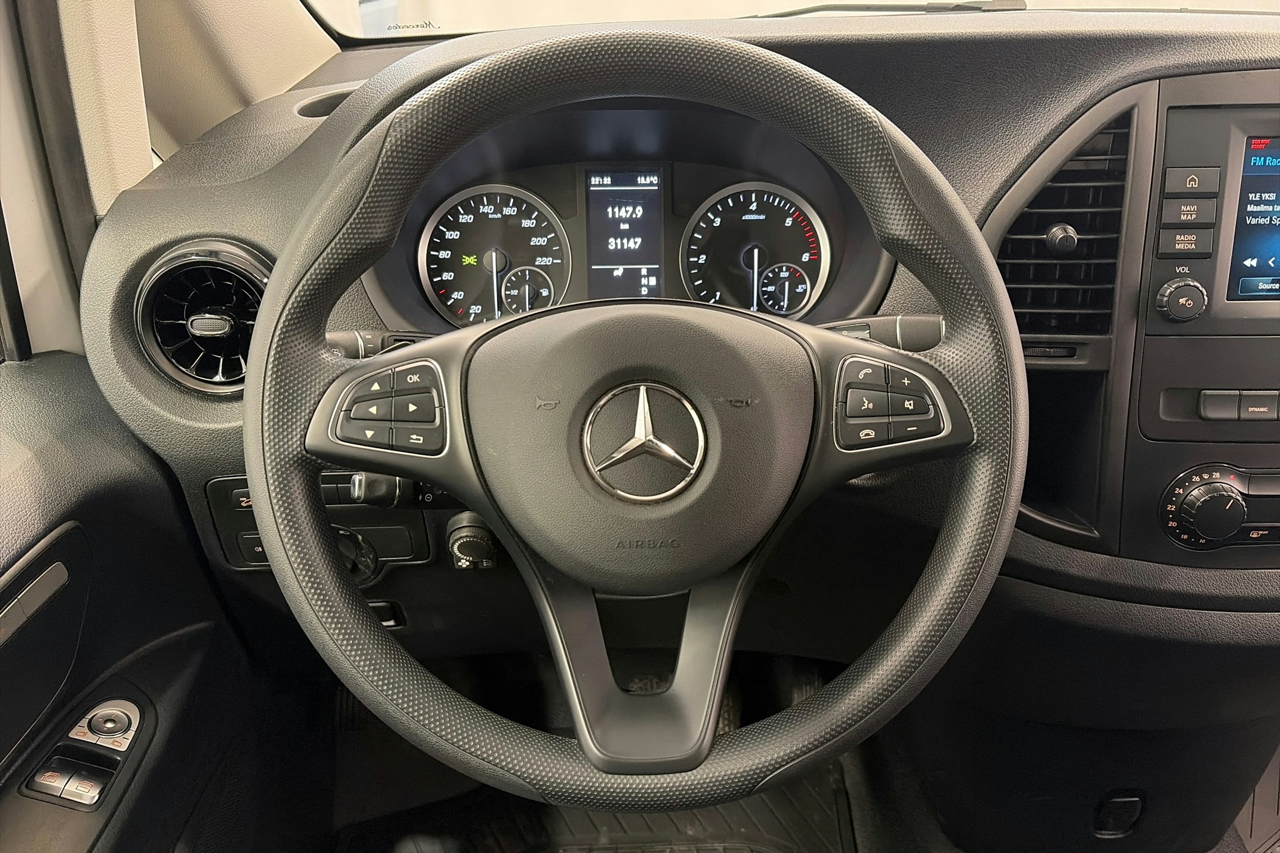 valkoinen Mercedes-Benz Vito 2023 kuva 18.