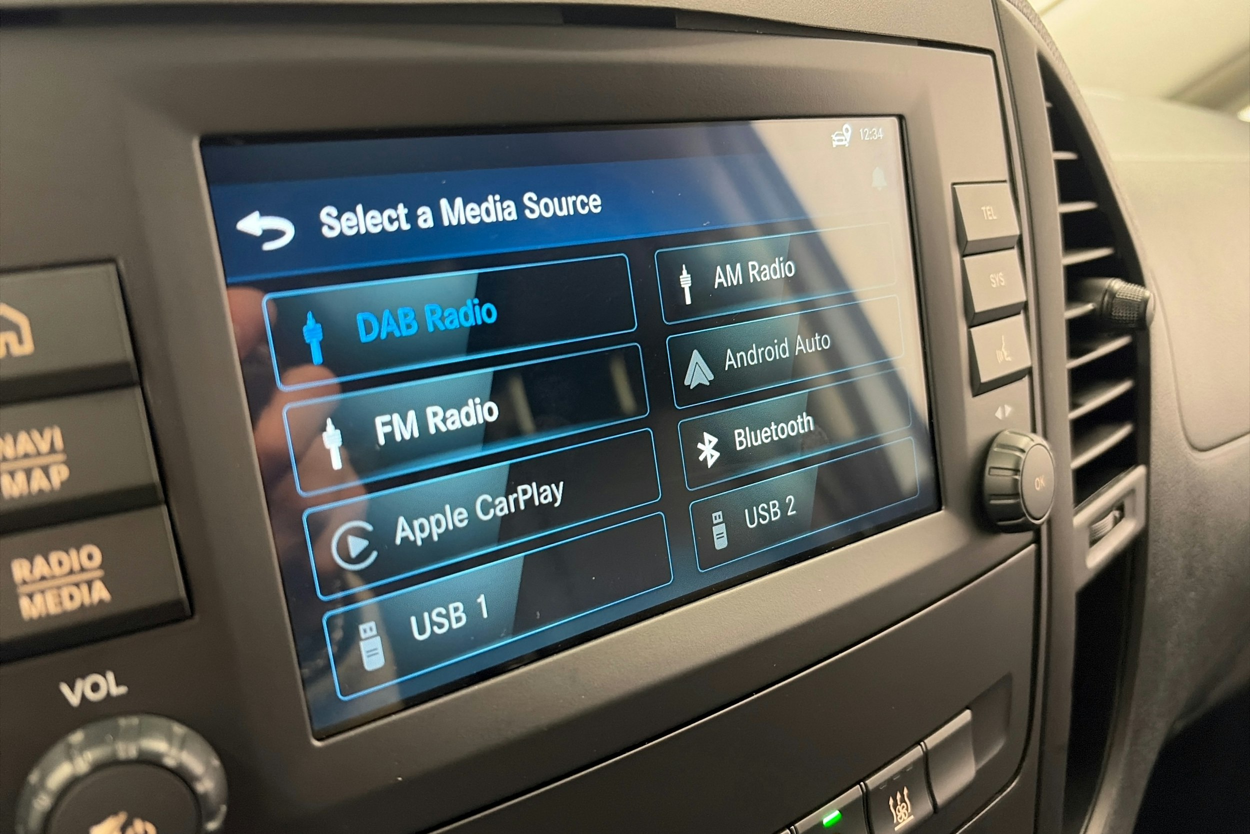 valkoinen Mercedes-Benz Vito 2023 kuva 24.