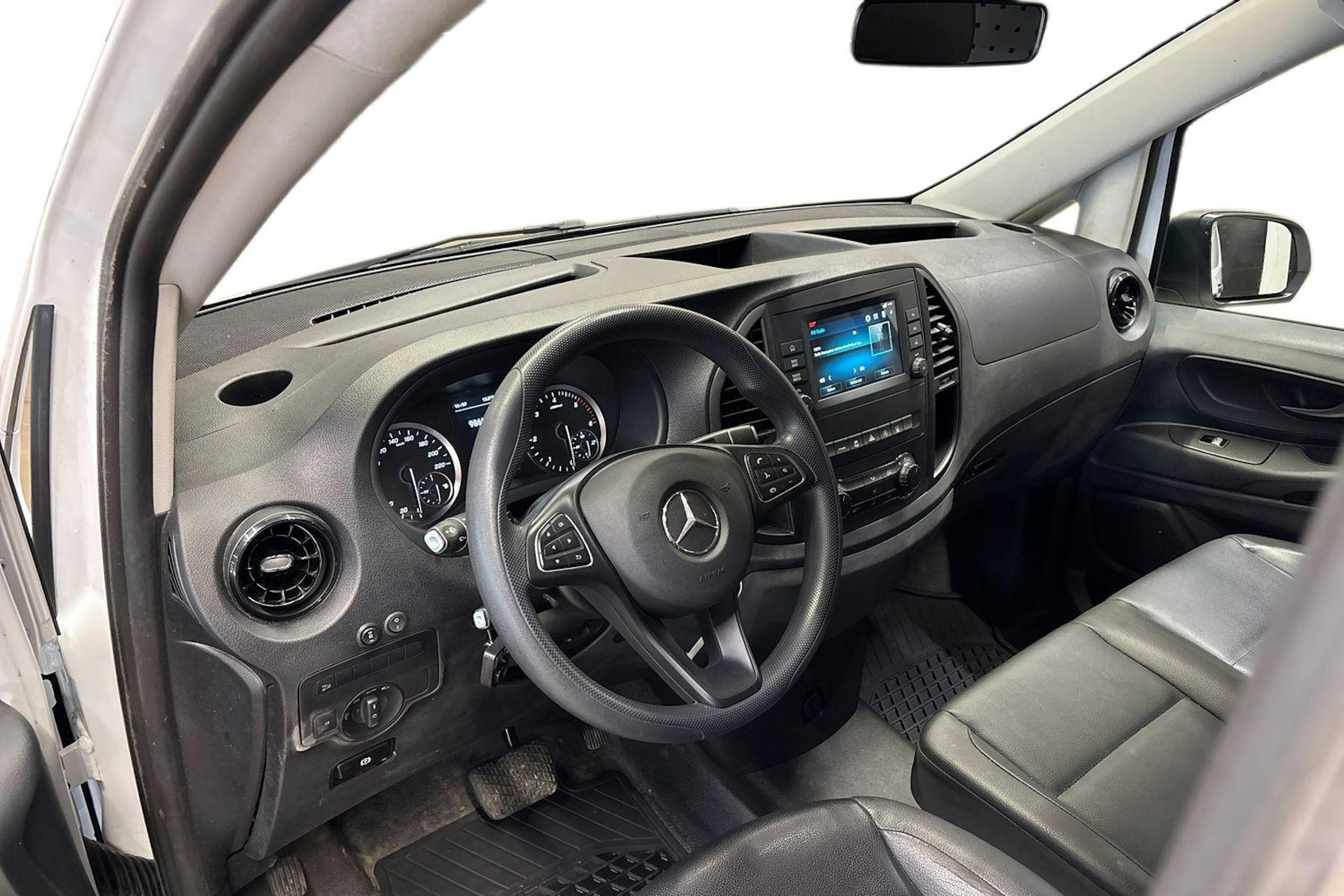 valkoinen Mercedes-Benz Vito 2023 kuva 9.
