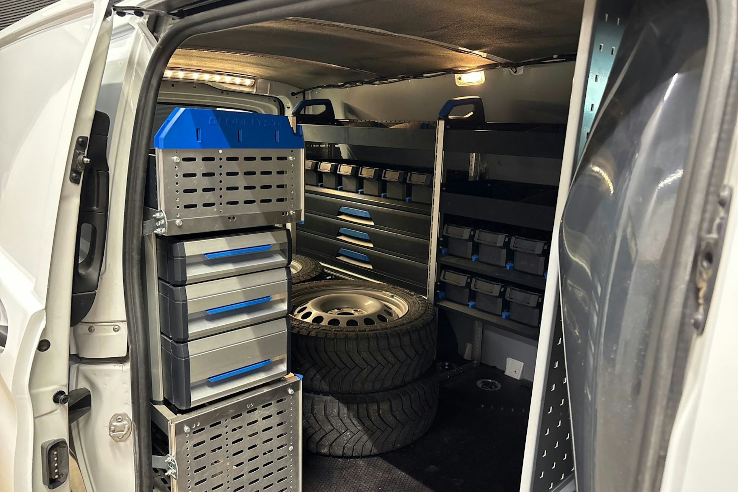 valkoinen Mercedes-Benz Vito 2023 kuva 26.