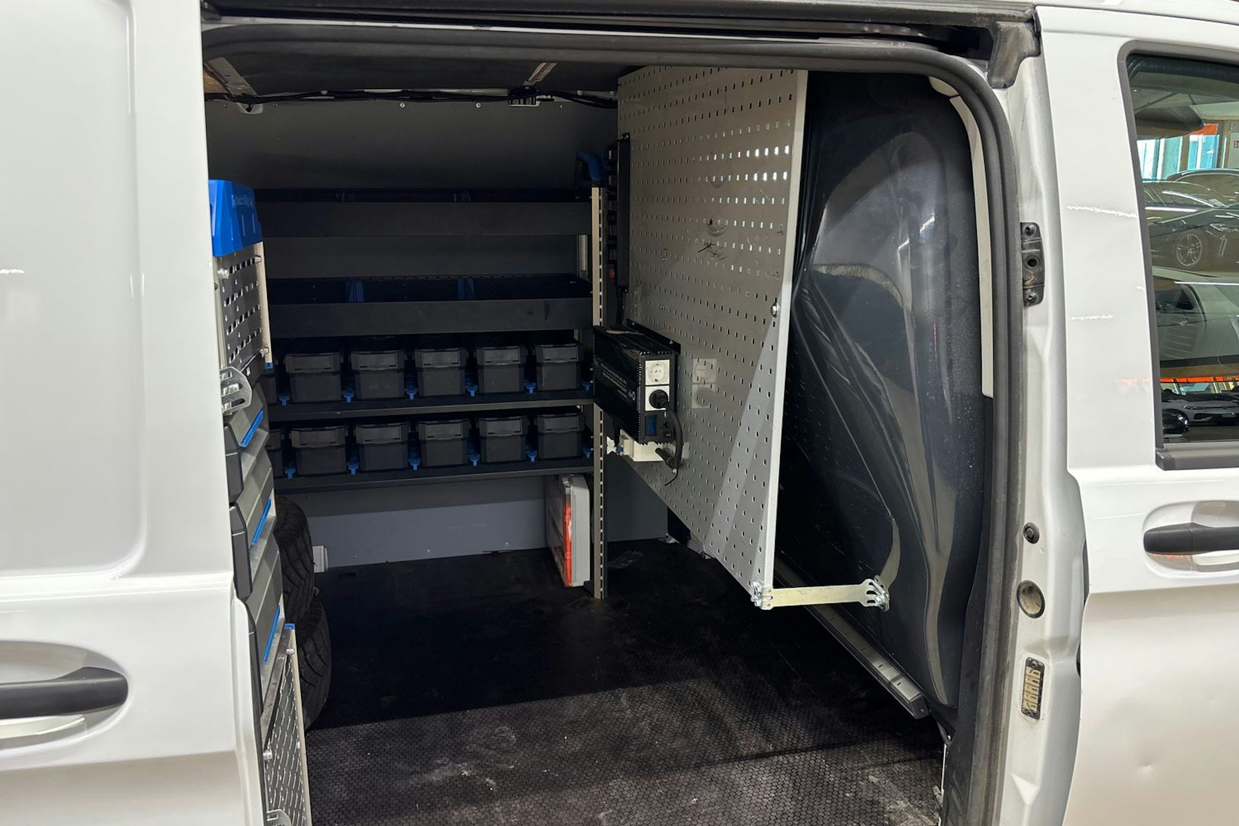 valkoinen Mercedes-Benz Vito 2023 kuva 27.