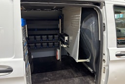 valkoinen Mercedes-Benz Vito 2023 kuva 27.