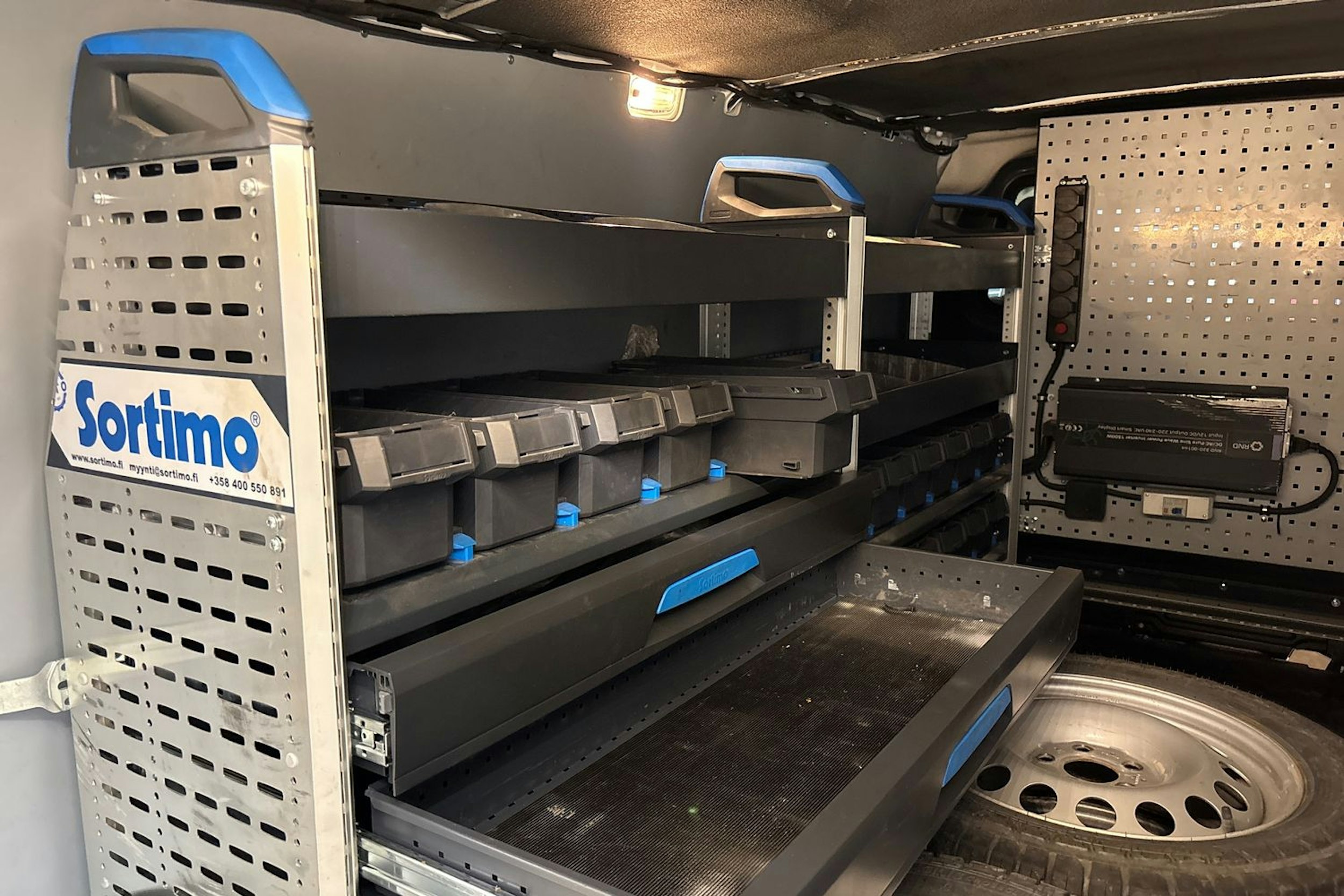 valkoinen Mercedes-Benz Vito 2023 kuva 30.