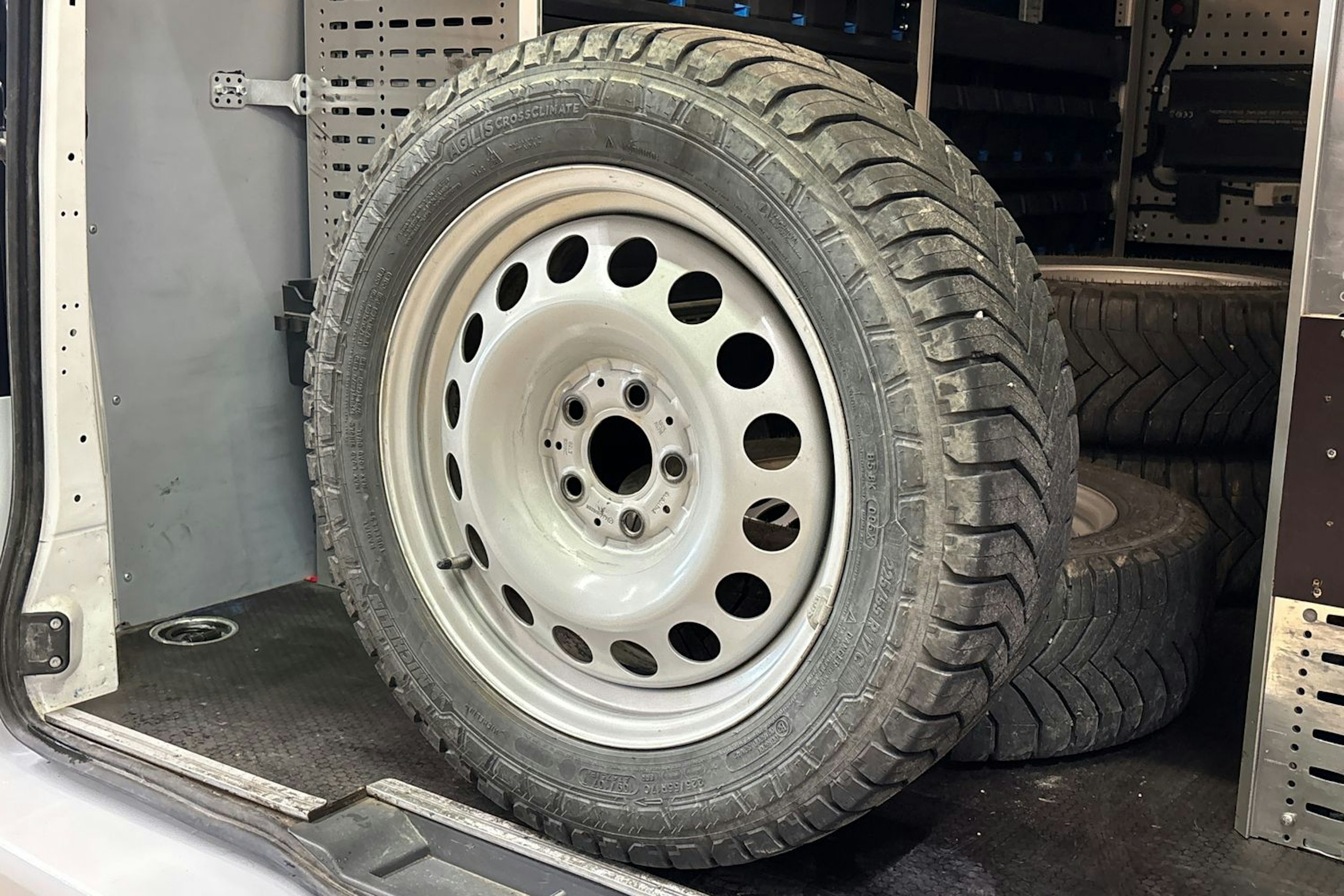 valkoinen Mercedes-Benz Vito 2023 kuva 32.