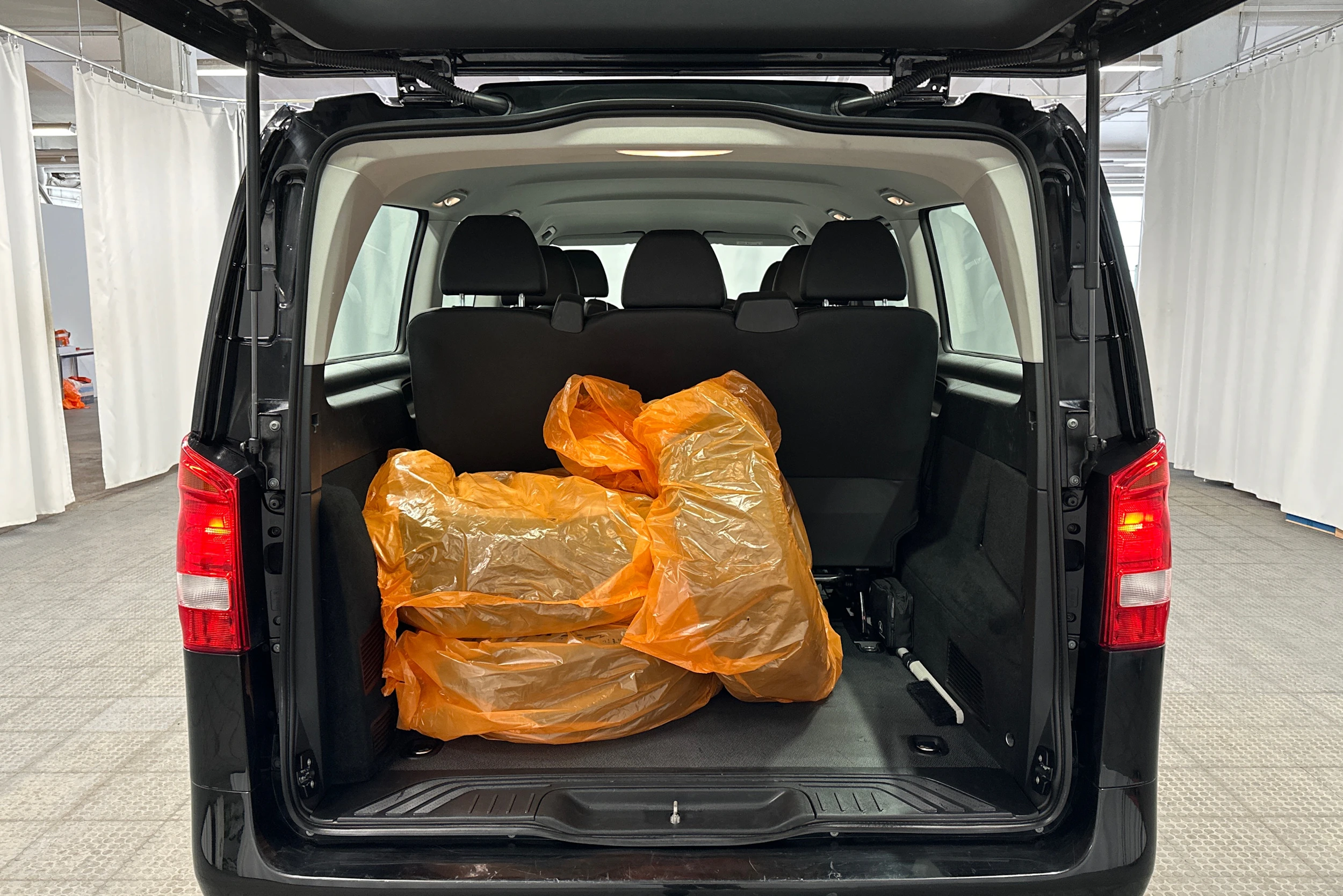 musta Mercedes-Benz Vito 2023 kuva 11.