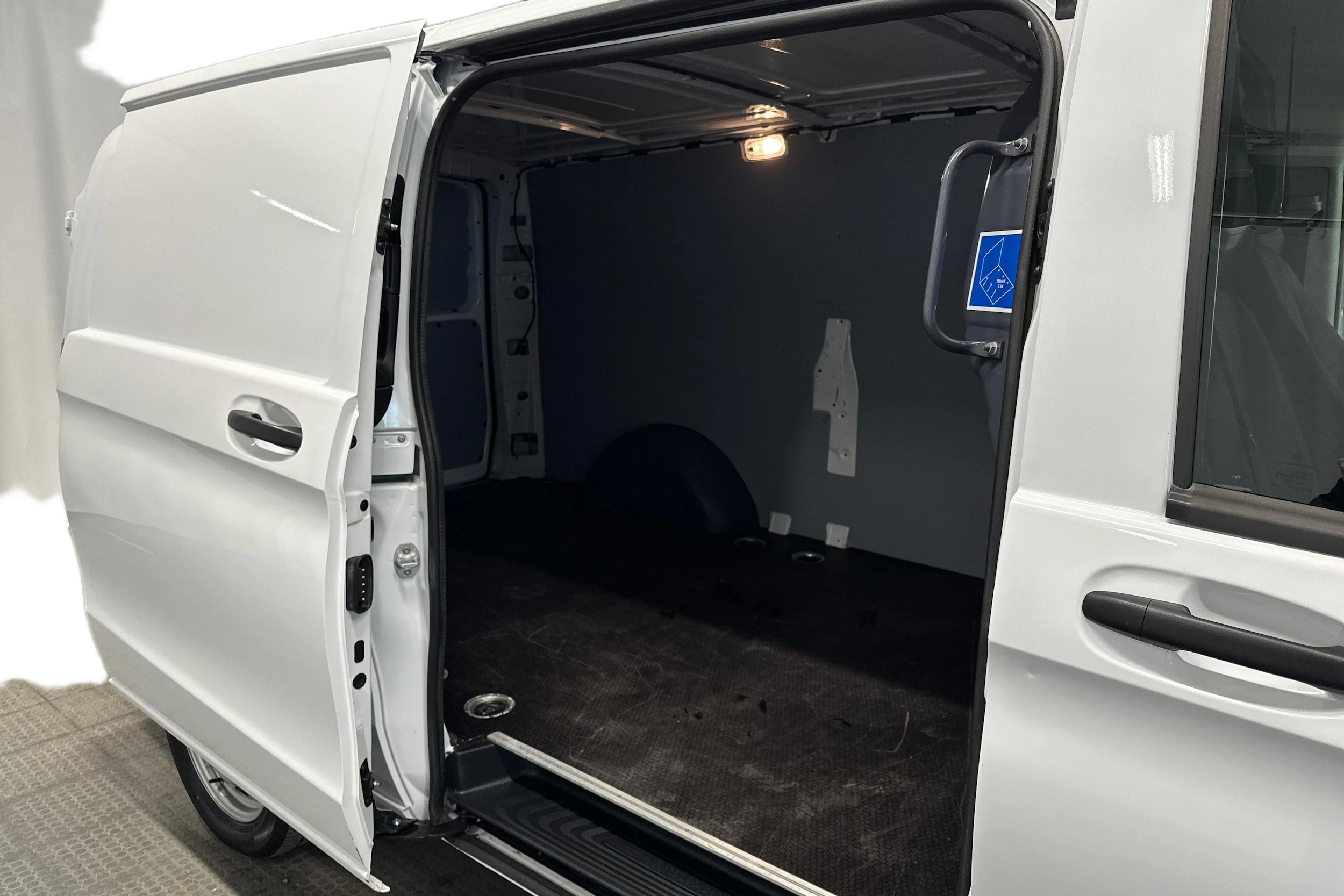 valkoinen Mercedes-Benz Vito 2023 kuva 8.