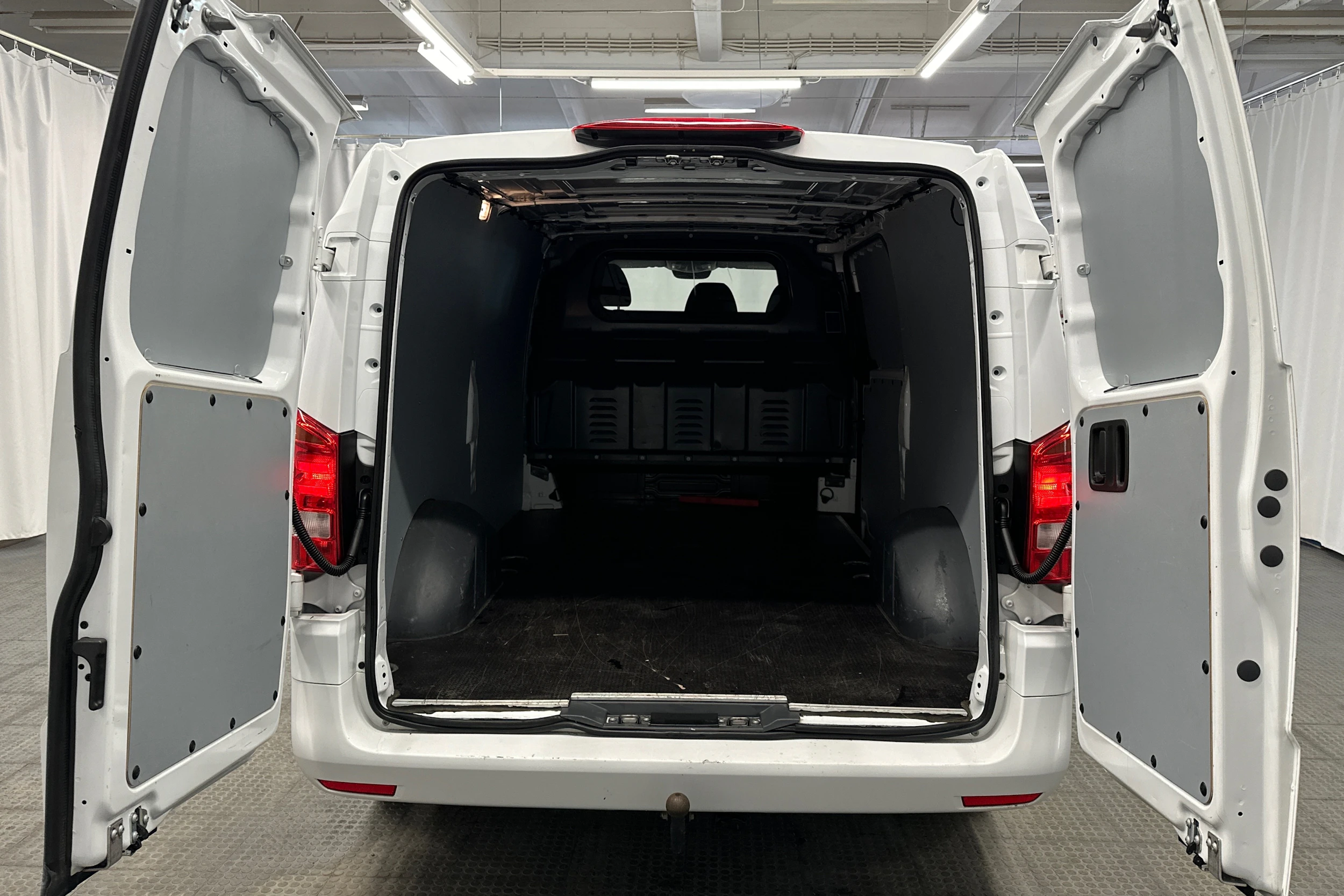 valkoinen Mercedes-Benz Vito 2023 kuva 11.