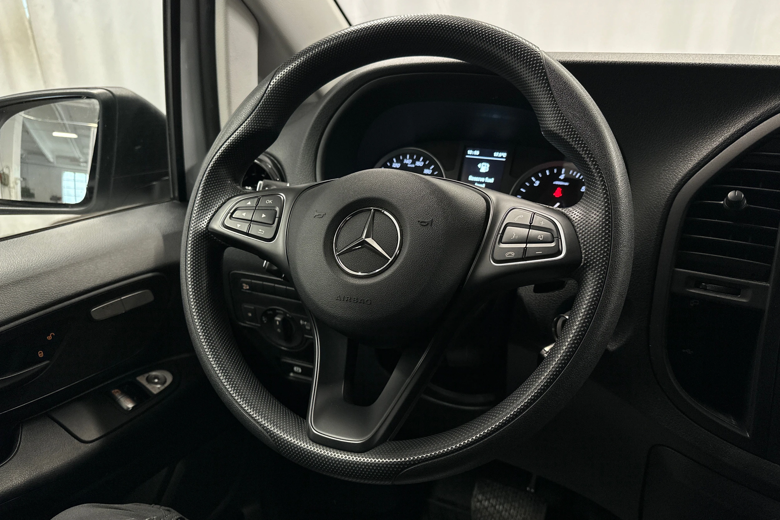 valkoinen Mercedes-Benz Vito 2023 kuva 13.