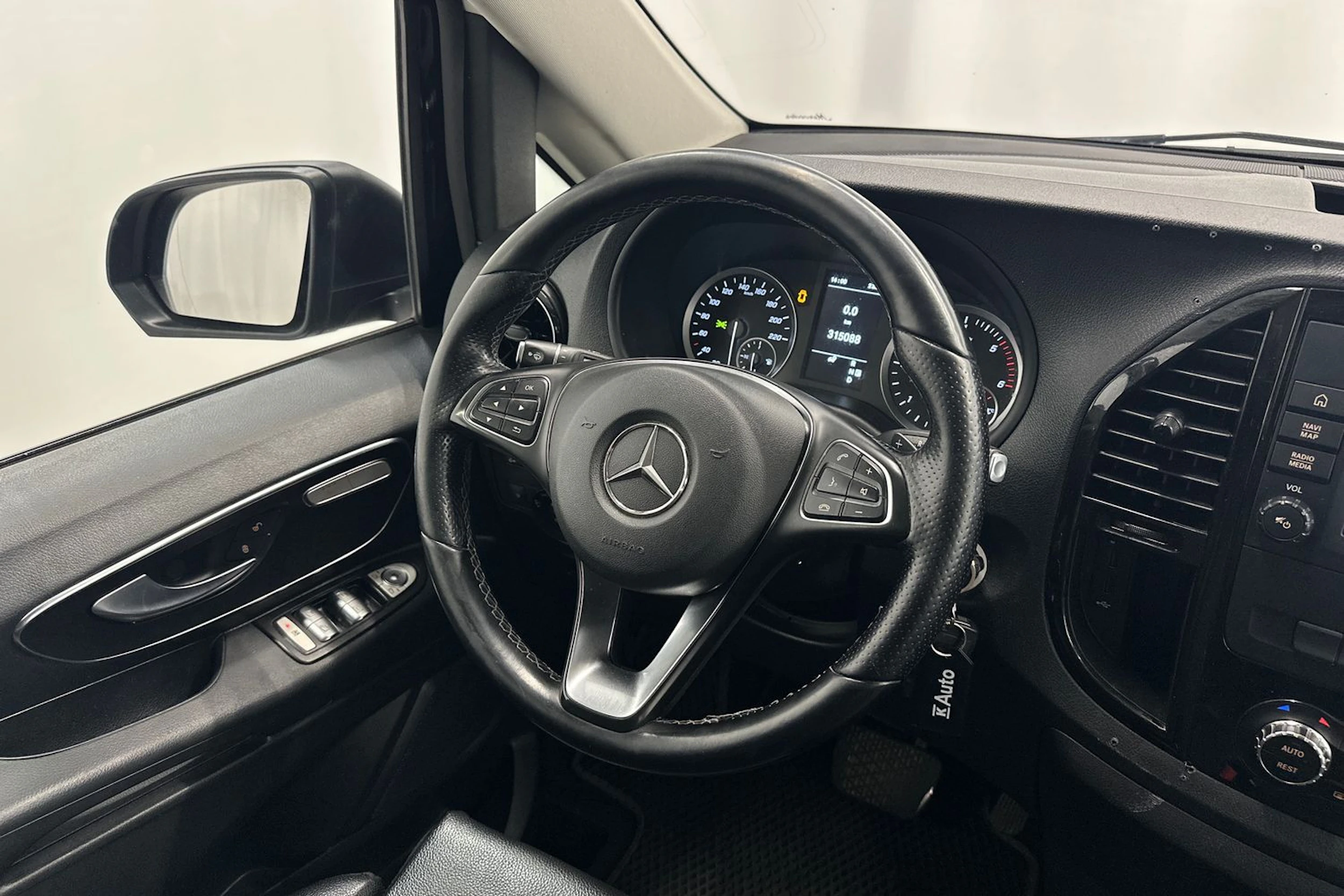 musta Mercedes-Benz Vito 2023 kuva 10.