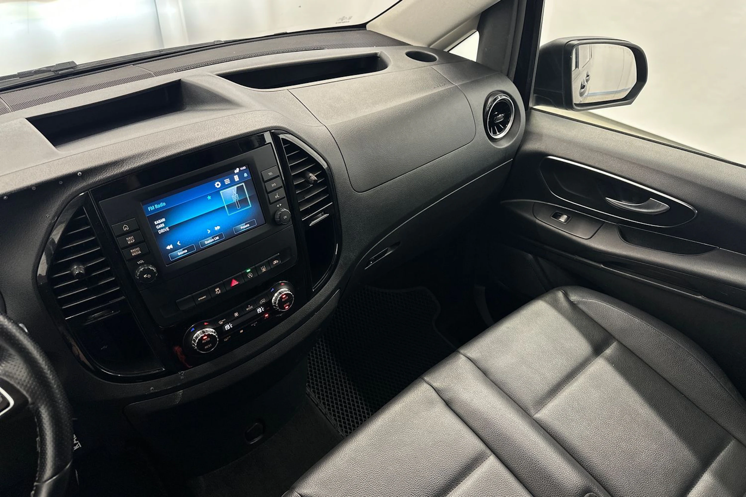 musta Mercedes-Benz Vito 2023 kuva 16.