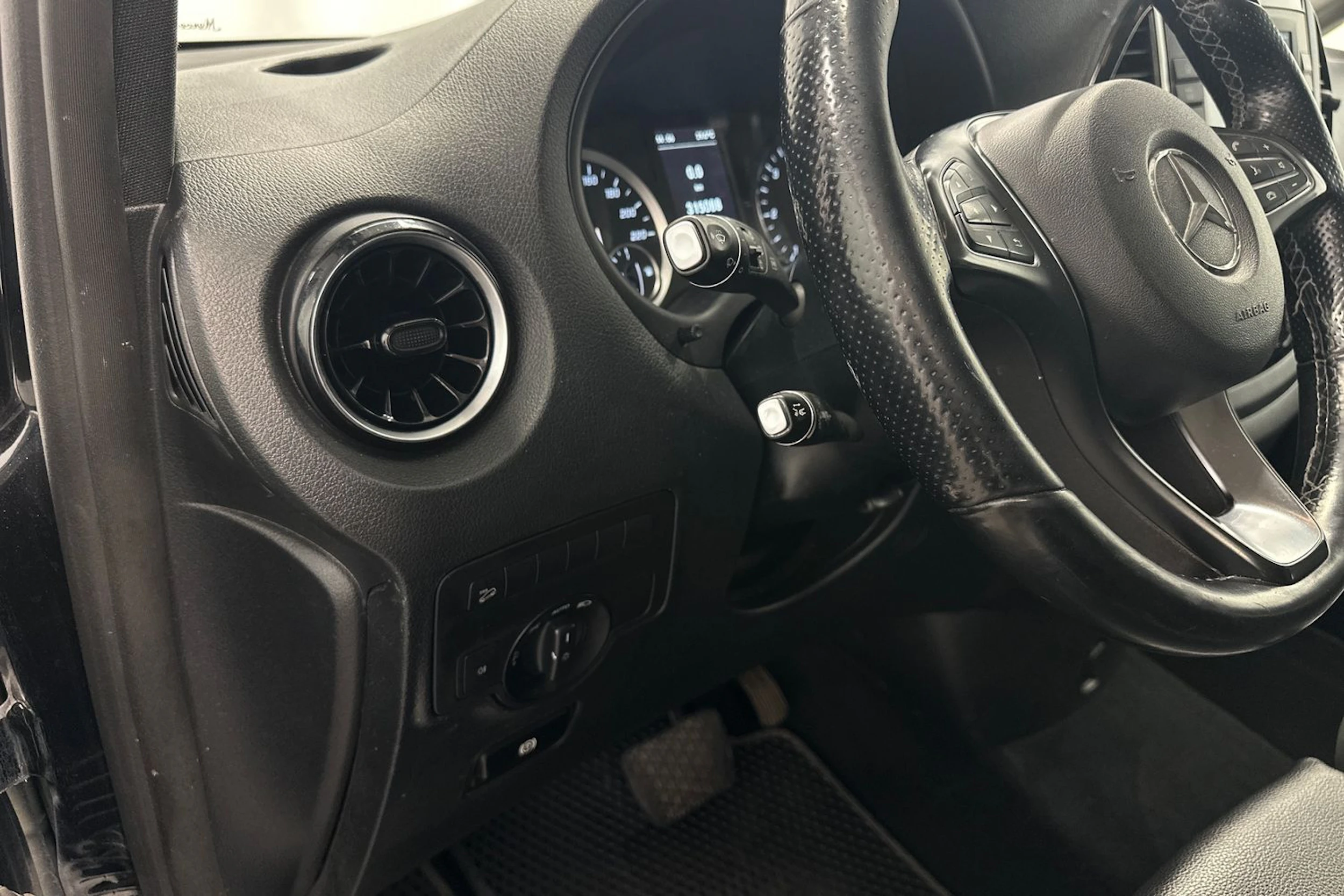 musta Mercedes-Benz Vito 2023 kuva 24.