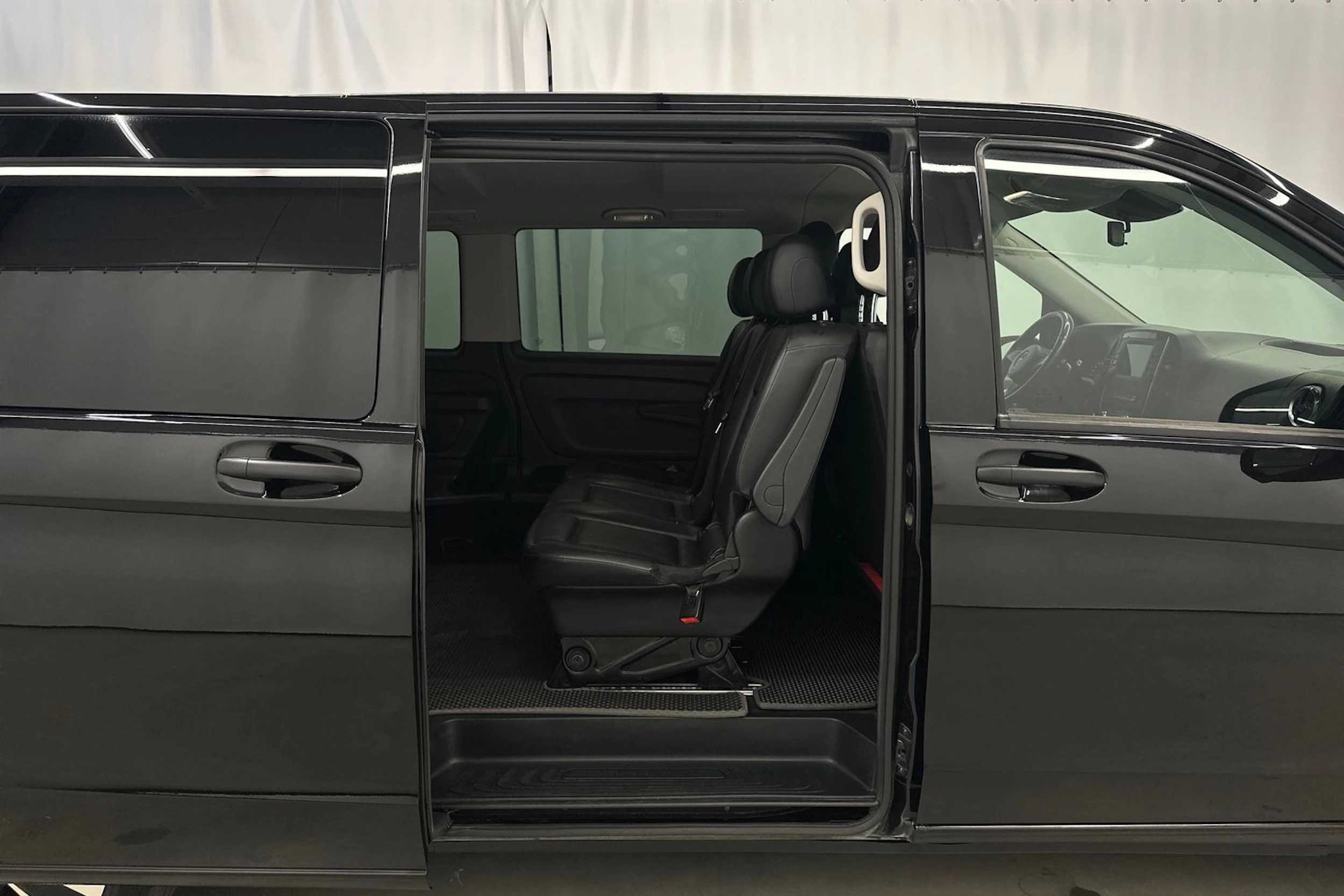 musta Mercedes-Benz Vito 2023 kuva 26.