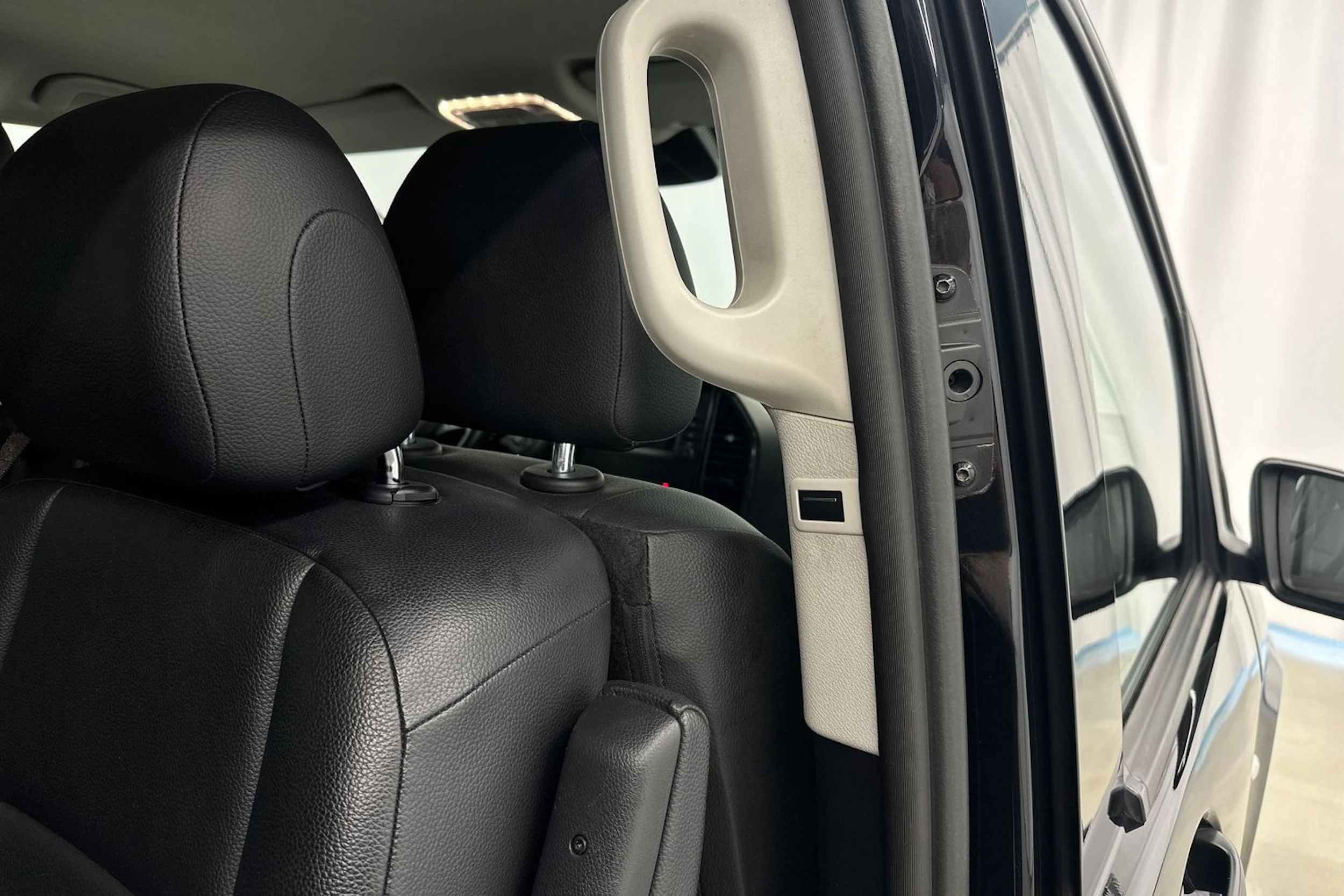 musta Mercedes-Benz Vito 2023 kuva 31.